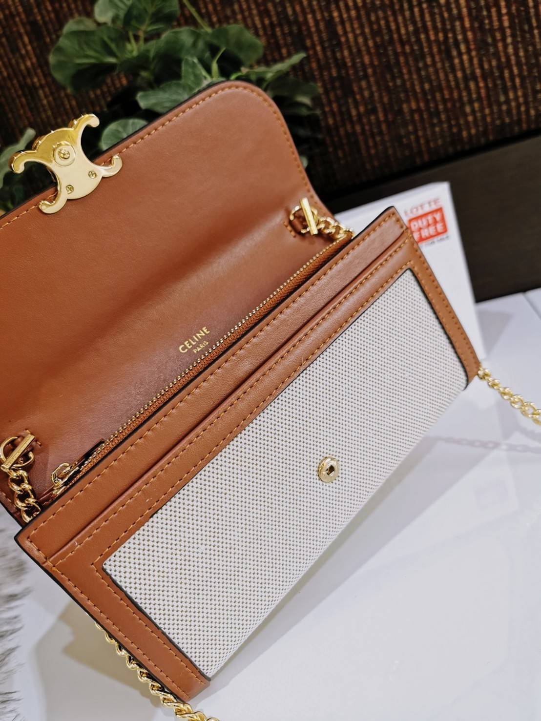 พรีเมี่ยมกิ๊ฟแท้ 100% 】CELINE LONG WALLET BAG VIP GIFT WITH PURCHASE-GWP กระเป๋าพรีเมี่ยมกิ๊ฟ Limited จาก CELINE HAUTE PARFUME DUTYFREE COUNTER วัสดุ Triomphe Canvas สวยอยู่ทรงเปิดปิดด้วยฝาปิดประดับโลโก้แบรนด์สีทองด้านหน้า ภายในมีช่องแบ่งเยอะมากค่ะ