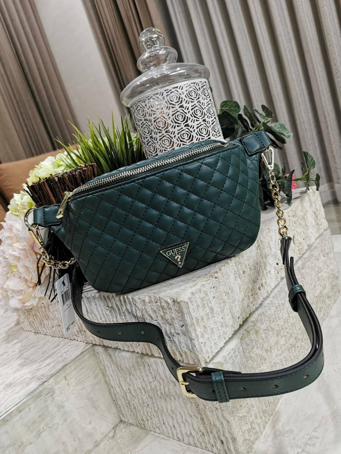 Guess Woman Factory Belt Bag กระเป๋าสะพาย/คาดเอว/คาดอก รุ่นใหม่ดีไซน์ยอดนิยมจาก GUESS FACTORY วัสดุหนังเเกะสังเคราะห์เนื้อหนานิ่มลายตาราง เปิดปิดด้วยซิปสะดวกใช้ ด้านหน้ามีโลโก้ ภายในมีโลโก้และช่องซิป มาพร้อมสายสะพายให้เลือกใช้ถึง2แบบไม่จำเจ ทั้งสายโซ่และส