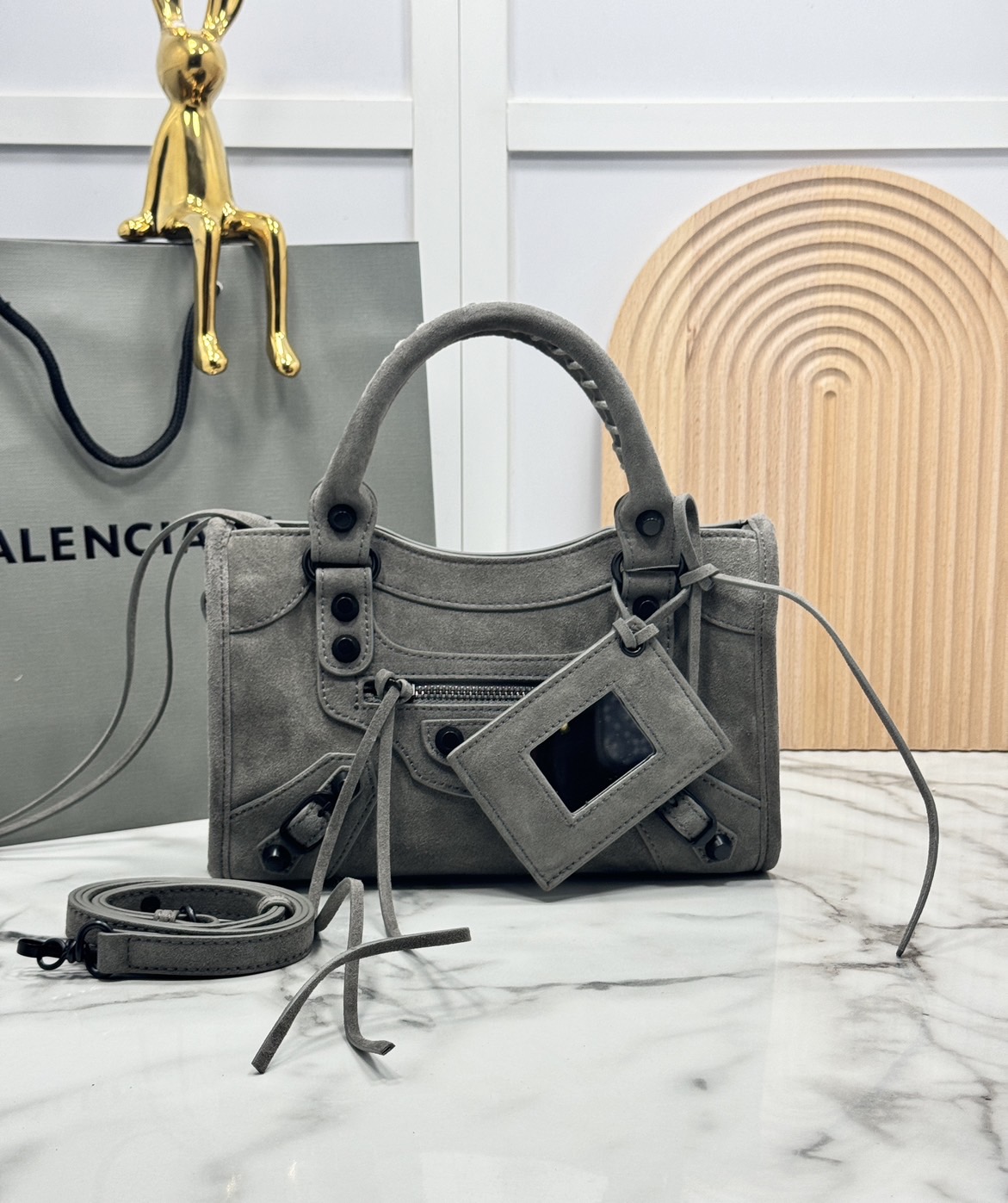 ORI หนังแท้ | Balenciaga Le City suede bag กระเป๋าถือ/สะพายข้างดีไซน์โดดเด่นสวยเท่ล้ำสมัย ใหม่ล่าสุดงานหนังกลับที่สุดแห่งความไอคอนิกไม่เหมือนใคร มีกิมมิคและลูกเล่นแพรวพราว