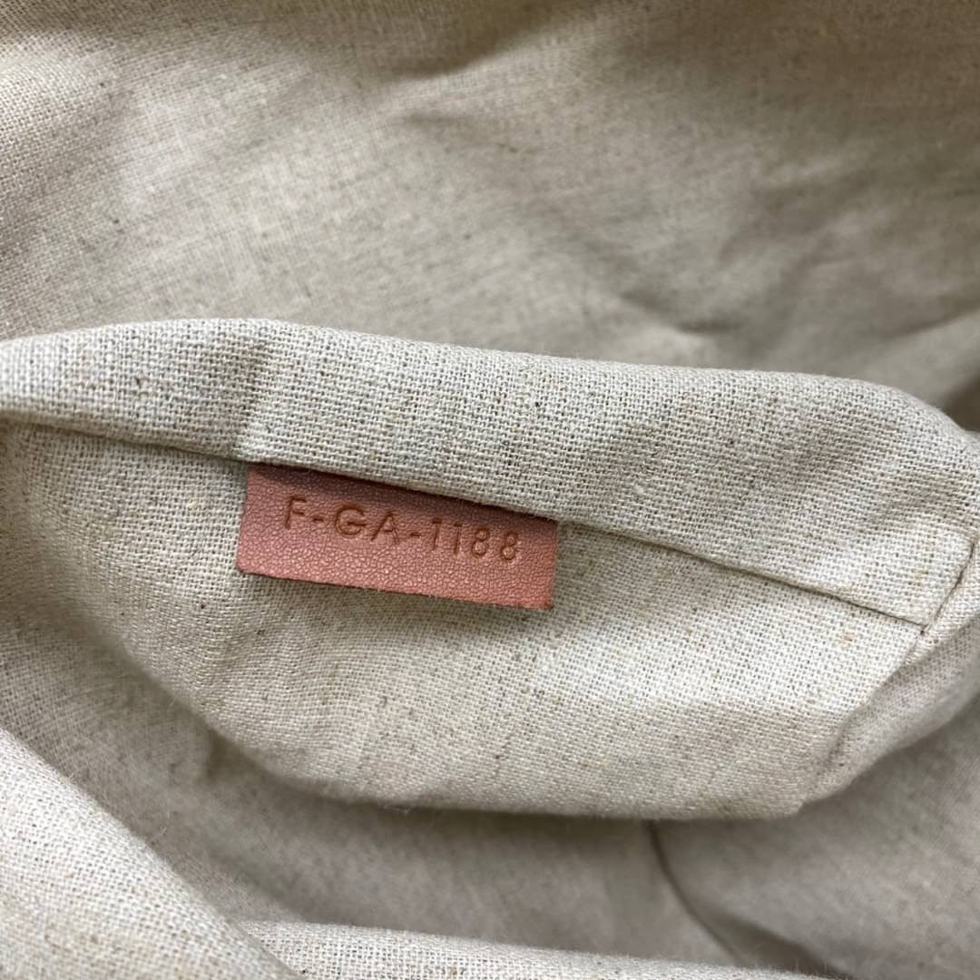 CELINE TEXTILE BUCKET BAG / CELINE TEEN BUCKET in STRIPED TEXTILE WITH JACQUARD ดีไซน์ทรง Bucket ใบใหญ่กำลังดี มาพร้อม Clutch ใบเล็กเข้าชุด เนื้อหนาแข็งแรง ภายในกว้างและจุใส่สัมภาระได้เยอะจุใจ อะไหล่แบรนด์สีทองสุดหรู