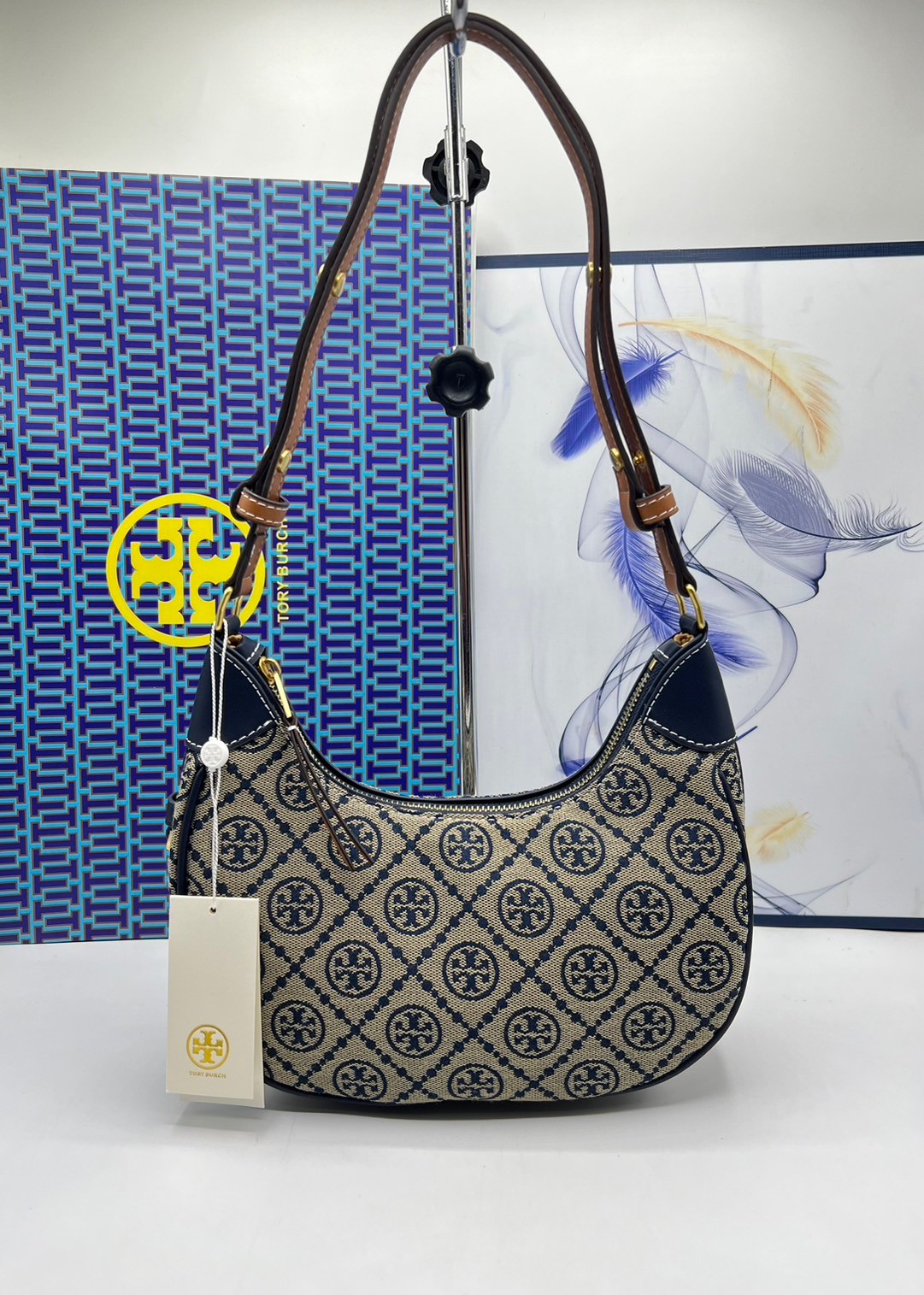 Tory Burch T Monogram Raffia Crescent Bag กระเป๋าสะพายโฮโบ ดีไซน์ทันสมัย เกรดออริ สลับแท้ 1:1 ใช้งานต่างประเทศได้