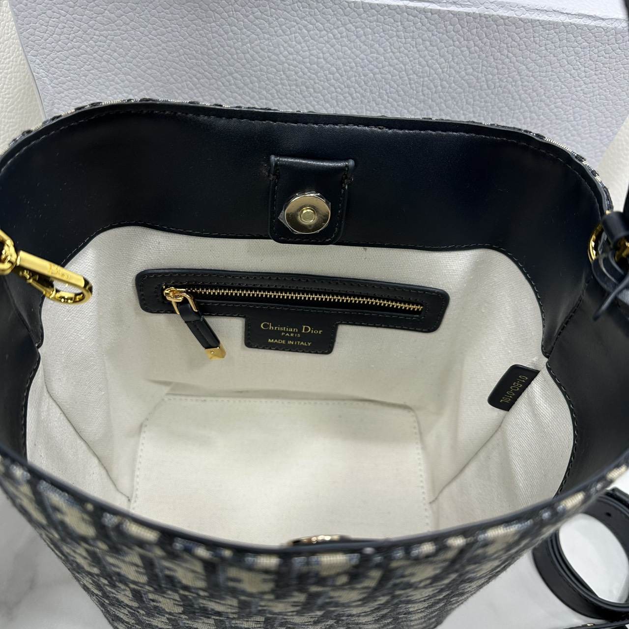 ORI หนังแท้ | DIOR Small Diorstar bucket bag Oblique jacquard fabric กระเป๋าสะพายทรงบัคเก็ต รุ่นใหม่ Cruise 2026 โดดเด่นด้วยดีไซน์ที่ง่ายต่อการใช้งานและมีประโยชน์ใช้สอยหลากหลาย