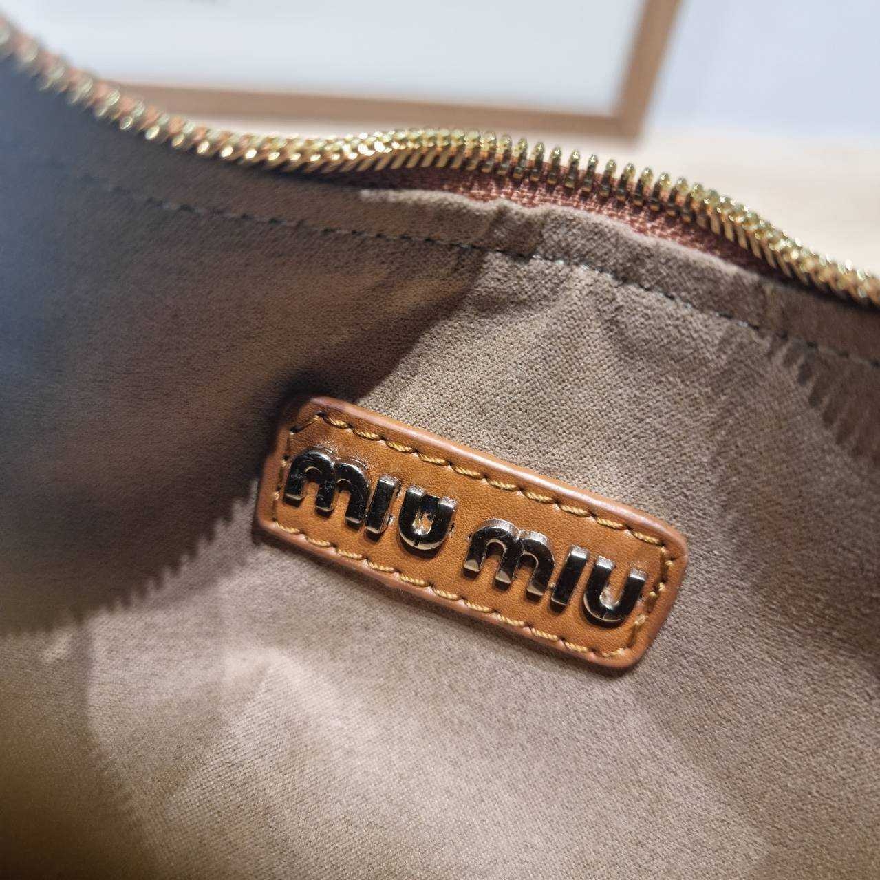 MIU MIU ZIP LEATHER TOP HANDLE BAG กระเป๋าสะพายไหล่/สะพายข้าง ทรงเก๋ ใช้งานง่าย เรียบหรูดูลัคชูสุดๆ