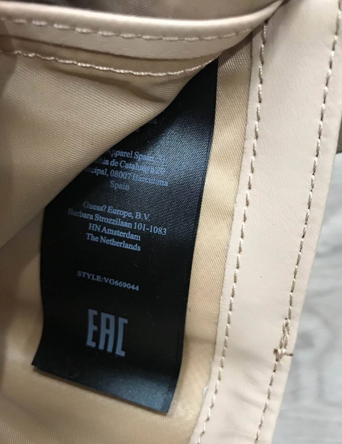 GUESS FACTORY WOMEN'S SHORT WALLET New arrival! กระเป๋าสตางค์ใบสั้นรุ่นแนะนำ หนังสวยอยู่ทรง ด้านหน้าประดับโลโก้แบรนด์ ภายในมีช่องใส่ธนบัตร 2 ช่อง มีช่องใส่รูป, บัตร และช่องใส่เหรียญค่ะ