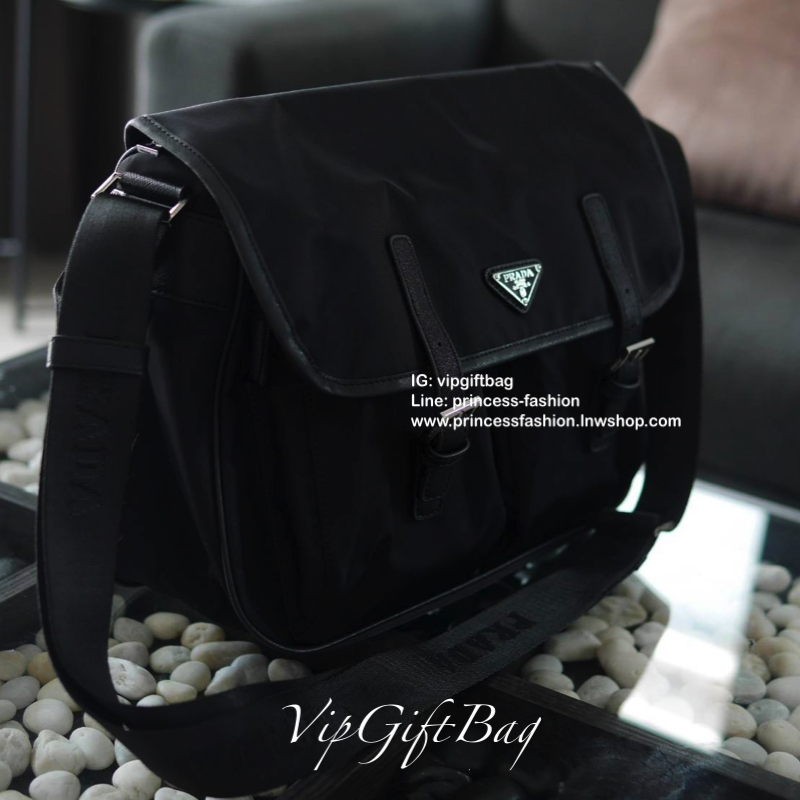 New Arrival จากแบรนด์Prada ทรง Messenger ทรงยอดฮิตของคุณผู้ชายเลยค่ะ วัสดุทำจากผ้าNylon อย่างหนา กันน้ำได้คะ มีโลโก้แบรนด์อยู่ข้างหน้า ตัวกระเป๋าอยู่ทรง อะไหล่เงินทั้งใบ ด้านในบุผ้าลายแบรนด์อย่างดี เปิดปิดด้วยกระดุมแม่เหล็ก และด้านในเปิดปิดด้วยซิป ด้านหลั