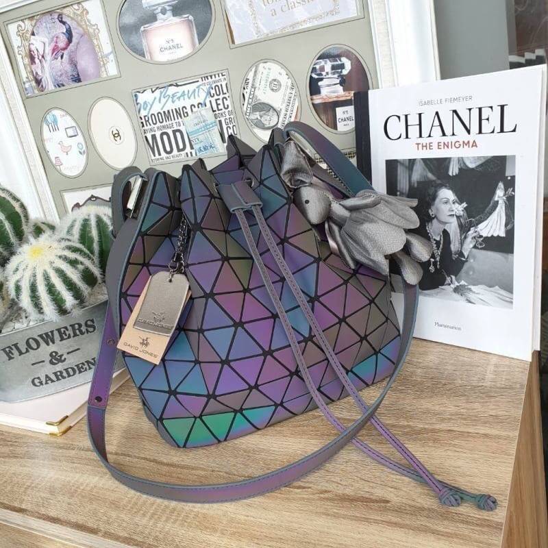 มาใหม่ ทรง Bucket สี Limited edition 🌈🌈 Rainbow color ( สีจะปรับเข้มอ่อนตามความสว่างของแสงค่ะ ) • สว่างมากจะเป็นสี Rainbow สว่างน้อยจะเป็นสีเทาเข้มค่ะ •กระเป๋าทรงสุดฮิตจากแบรนด์ David Jones ใบนี้ มาพร้อมกับน้องกระต่ายสีเข้า set กับกระเป๋าค