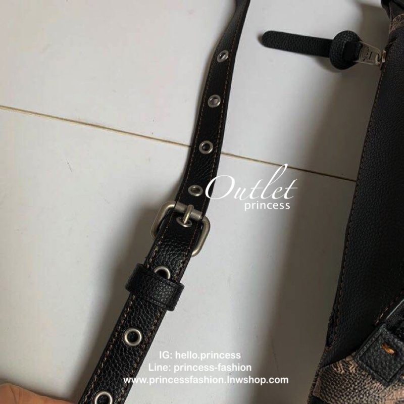 Coach Rivington Belt Bag 7 With Horse And Carriage Print กระเป๋าหนังคาดอกสุดเท่ ขนาดกำลังดี ภายในกว้าง เปิดปิดด้วยซิป ลายโลโก้แบรนด์ ดูคลาสสิคทีเดียว ใช้ได้ทั้งหญิงและชาย พร้อมส่งราคาสุดคุ้มค่ะ