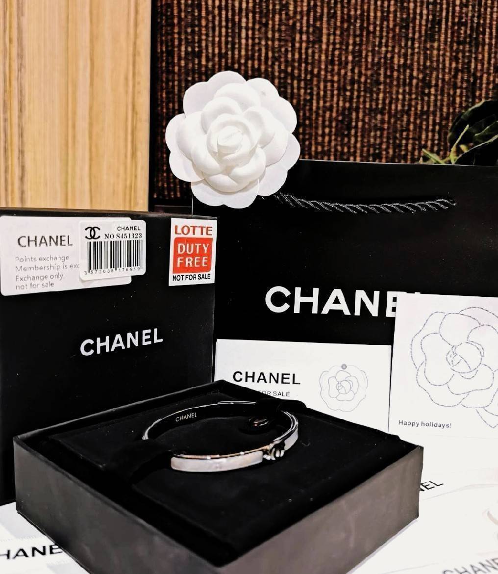 CHANEL BANGLE BRACELET VIP สุดเลอค่า ไอเท็มหายากชวนสะสมดีไซน์สวยคลาสสิคเลอค่า ไอเท็มแบบนี้นานๆจะหลุดมาให้ช้อปจะซื้อใช้เองหรือมอบเป็นของขวัญก็เลิศหรูดูดี สินค้ามาใน Original Package ไอเท็มหายากห้ามพลาดค่ะ!