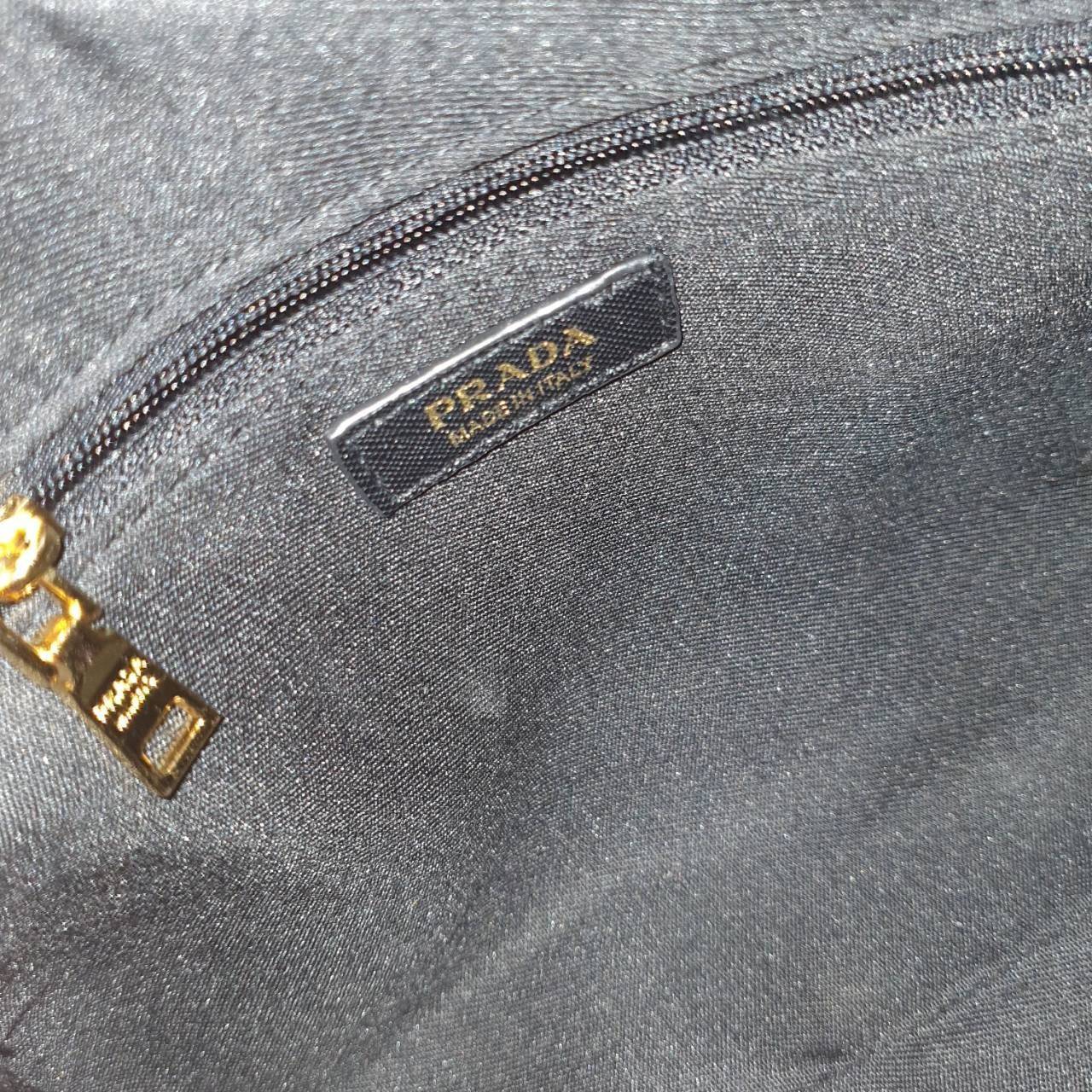 PRADA Symbole embroidered fabric top-handle bag พร้อมส่งรุ่นใหม่ มาแรง กับทรงหมอนอยู่ทรงสวย สาวๆห้ามพลาดเลยค่ะใบนี้ วัสดุทำจากผ้าแคนวาส