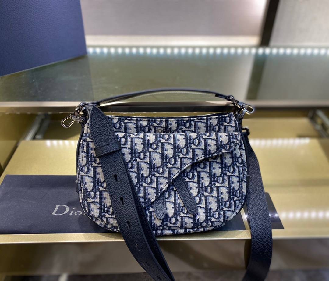 หนังแท้ DIOR MINI SADDLE SOFT BAG Beige and Black Dior Oblique Jacquard พร้อมส่งที่ไทย งานหนังแท้และผ้าแจ็คการ์ดออริจินอล ภาพสินค้าถ่ายจากงานขายจริง ใช้งานต่างประเทศได้