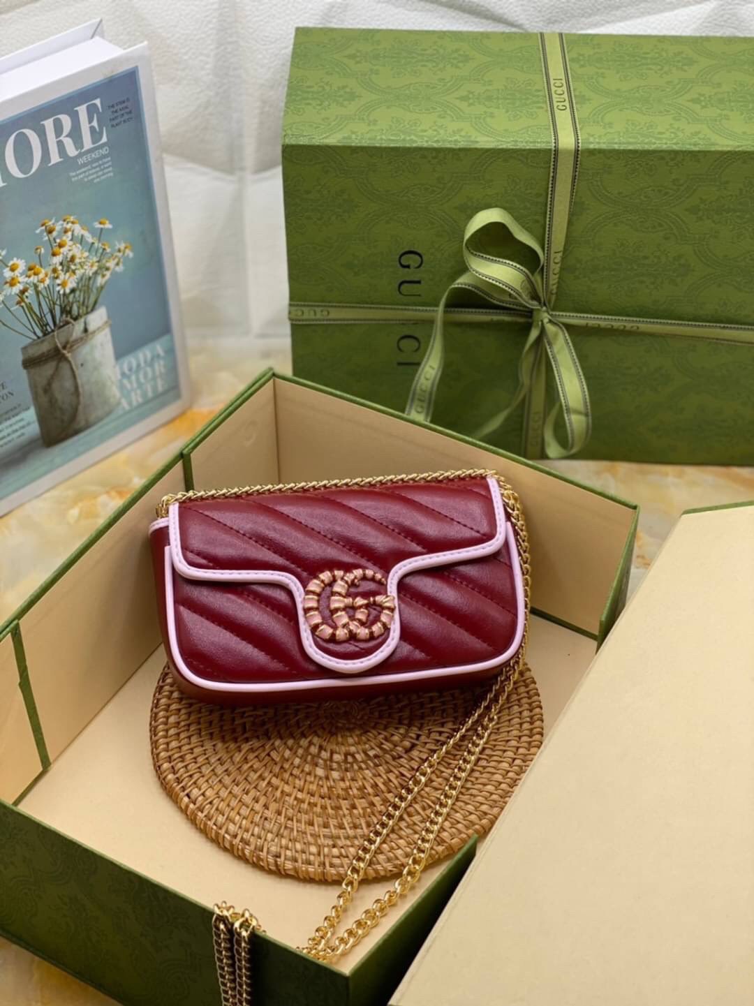 หนังแท้ VIP GIFT 】GUCCI GG Marmont super bag [mini & small] กระเป๋าสะพายข้าง โทนสีสดใสเล่นสีทูโทนตัดกันอย่างลงตัว เฟี๊ยดมากค่ะ ไซส์กะทัดรัด พกพาง่าย น้ำหนักเบา ดีไซน์สวย ภายในโล่งกว้าง มาพร้อมสายสะพายโซ่อะไหล่ทองในตัว ปรับใช้ได้ทั้งแบบสะพายเดี่ยว และสะพาย