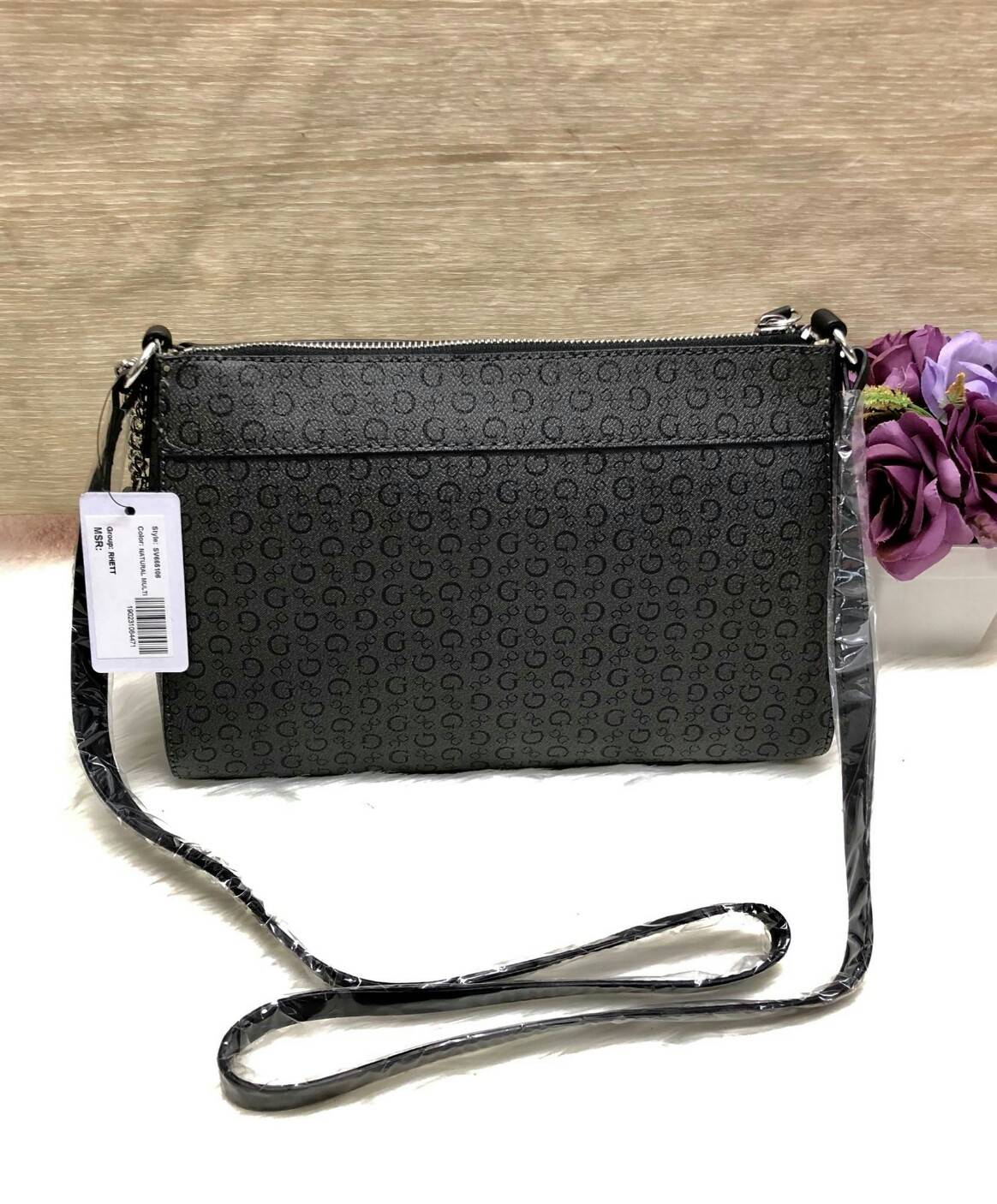 Guess mini shoulder bag กระเป๋าสะพายไหล่หรือ crossbody Design ลายตัว G ทั้งใบ ด้ายหน้าประดับ logo brand พร้อมพวงกุญแจเพิ่มดีเทลความเก๋ กระเป๋าเปิดปิดด้วยซิป ด้านในโล่งจุได้เยอะ ใส่กระเป๋าสตางค์ใบยาวได้ ใส่โทรศัพท์ได้ทุกรุ่นค่ะ ภายในมีช่องเล็กอีกช่องสำหรับ