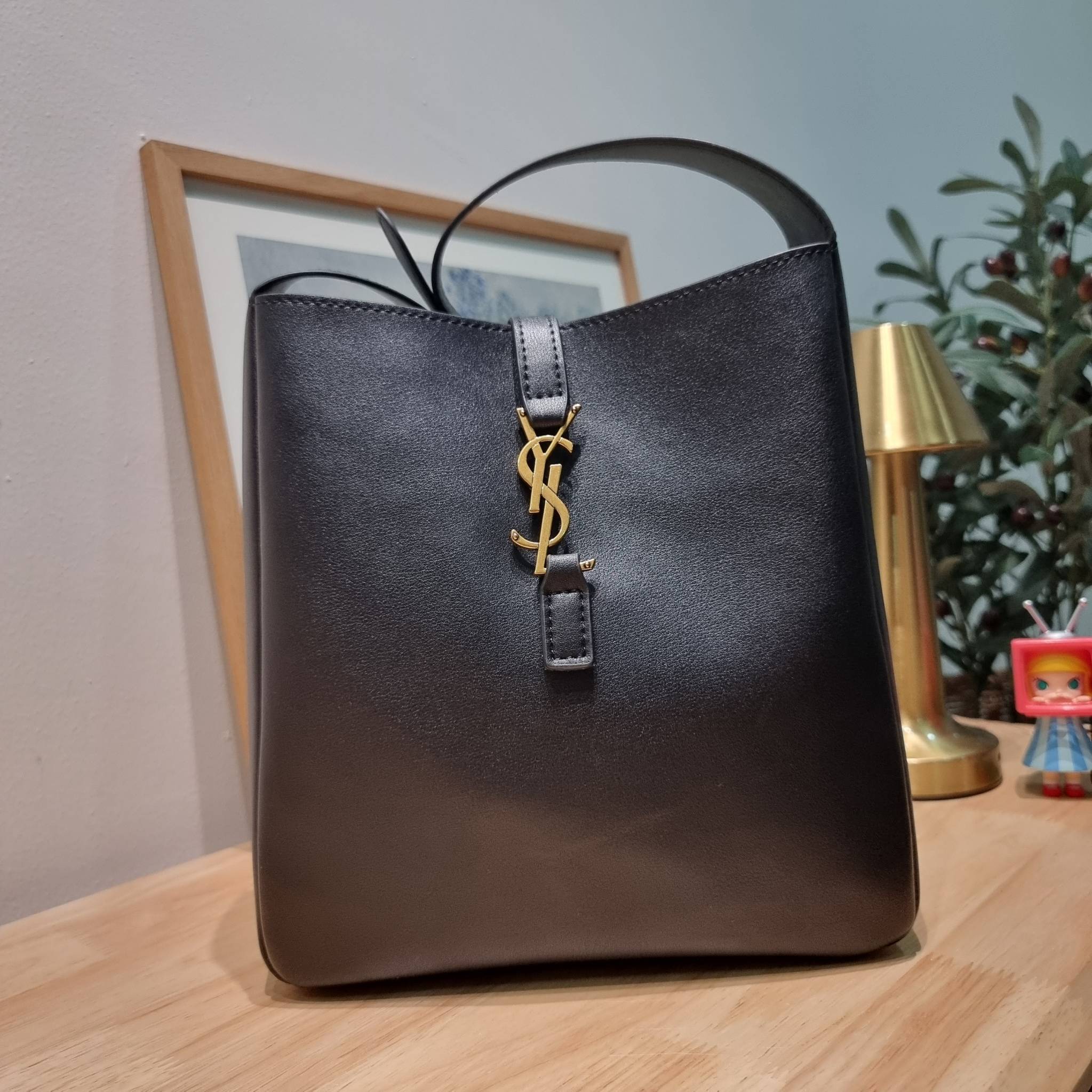 YSL LE 5 À 7 SOFT SMALL IN SMOOTH LEATHER รุ่นยอดฮิต ที่ใครๆก็ต้องมีครอบครอง กับกระเป๋าสะพายทรงโฮโบ ดีไซน์สุดคลาสสิค