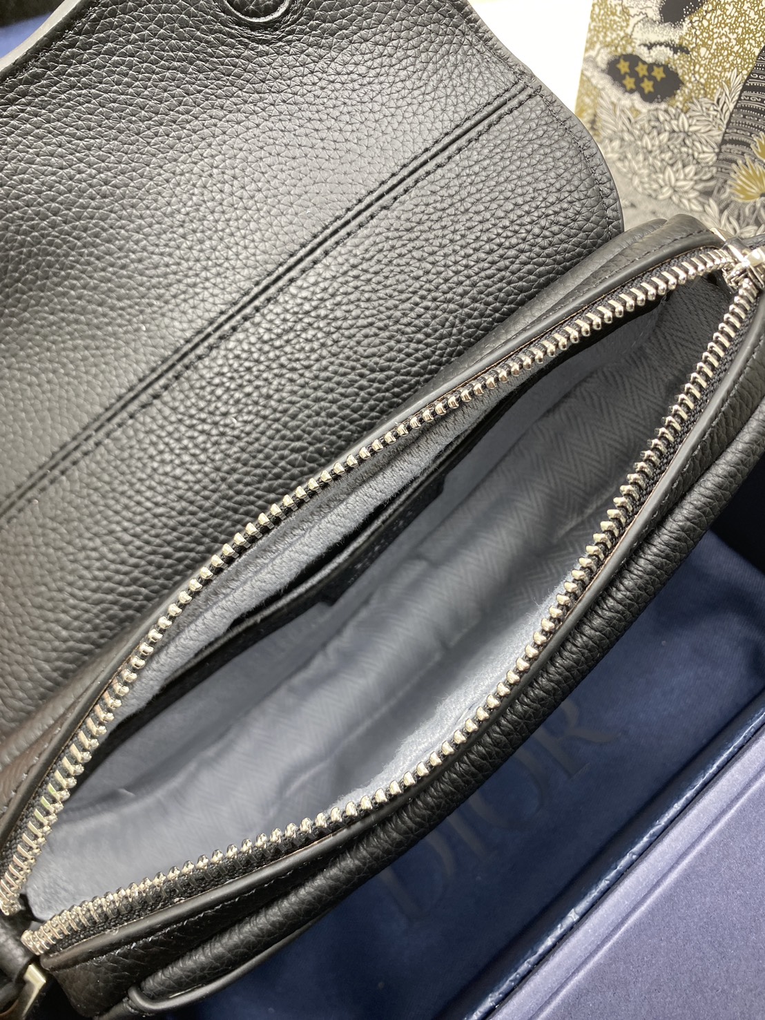 ORI หนังแท้ | DIOR Mini Saddle Bag Icons Leather black กระเป๋าสะพาย คาดอก เปิดตัวครั้งแรกในงานแฟชั่นโชว์ Summer 2025 ดีไซน์สุดไอคอนิกมาตีความใหม่ด้วยรูปทรงที่ทันสมัย