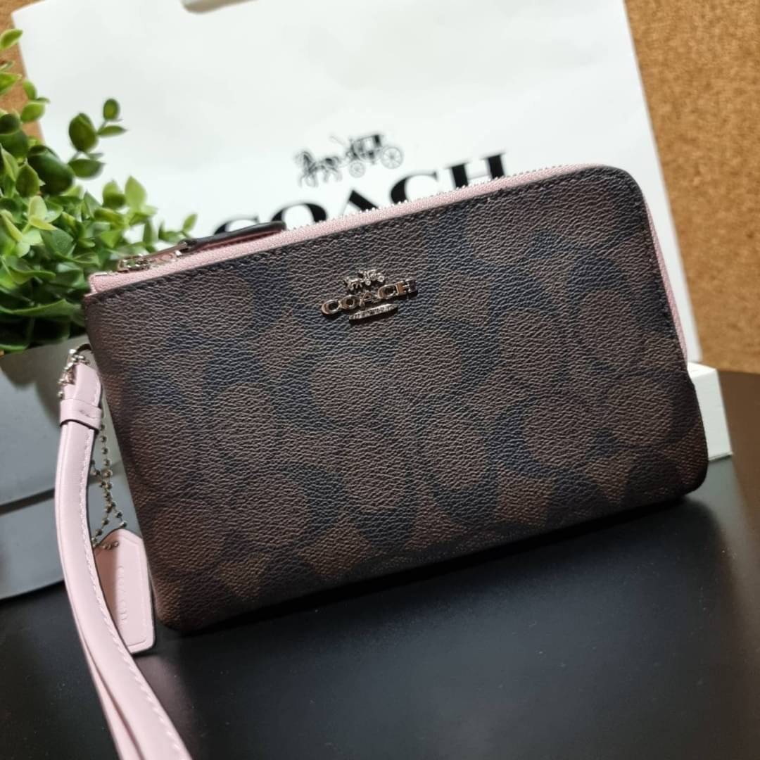 COACH F87591 DOUBLE CORNER ZIP WALLET IN SIGNATURE COATED CANVAS คล้องมือรุ่น 2 ซิป!! มาแล้วจ้า 🌟🤗 ไซส์นี้คือเหมาะมือจริงๆ พกง่ายเช่นเคย ไม่ต้องกังวลว่าจะเกะกะหรือกินพื้นที่กระเป๋าหลัก วัสดุหนังแคนวาสเคลือบลาย มีช่องหลักแยก 2 ช่อง ภายในบุผ