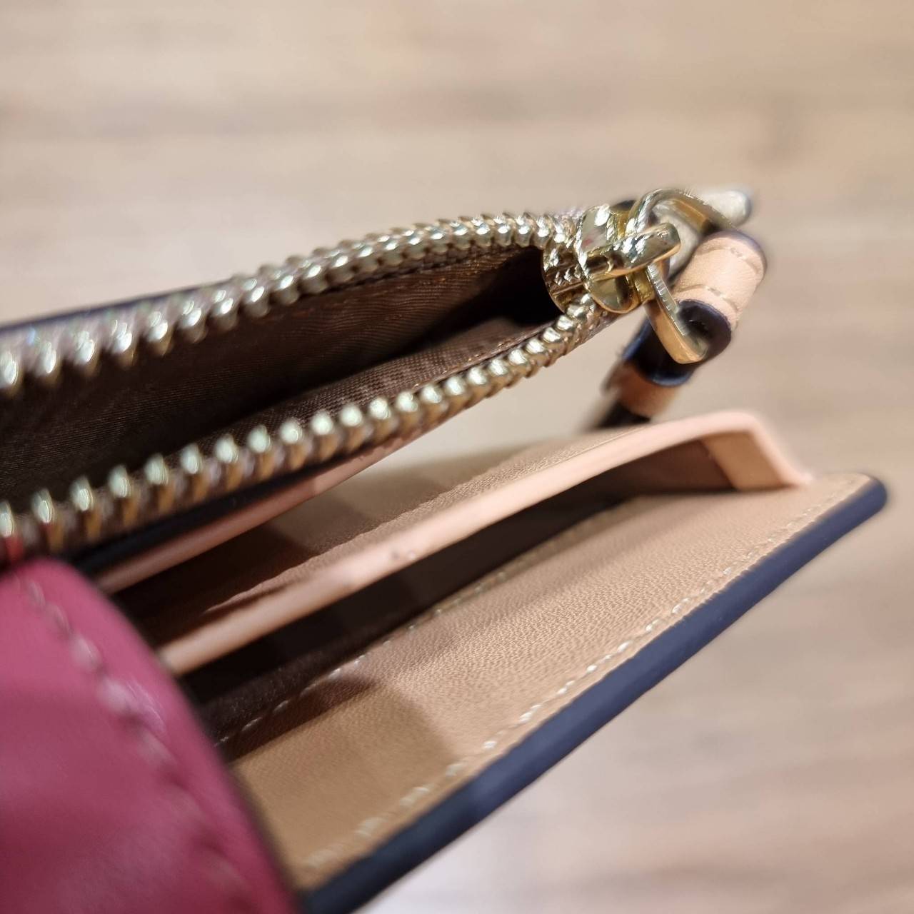 พร้อมส่ง 7 สี COACH C2874 TECH WALLET IN COLORBLOCK SIGNATURE CANVAS จัดให้สีใหม่ก่อนใคร!! ดีไซน์ใหม่ คอลเลคชั่นสวยหรู กระเป๋าสตางค์พร้อมสายคล้องมือ ง่ายต่อชีวิตมากจ้า!! มันดีอะไรเบอร์นี้ ใส่ได้ทั้งบัตร และโทรศัพท์ก็ใส่ได้ทุกรุ่น แถมยังมีช่องซิปแยกไปอีก ช