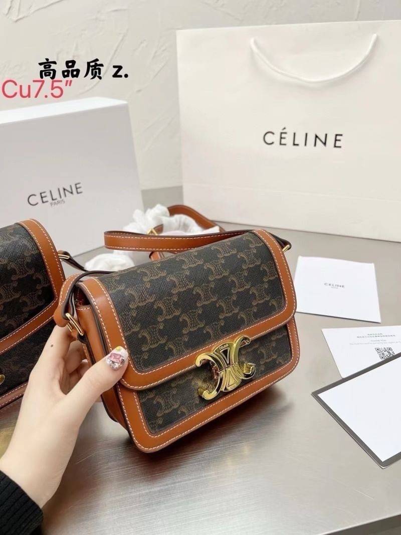 CELINE TEEN TRIOMPHE BAG in Triomphe Canvas กระเป๋าสะพายรูปทรงสี่เหลี่ยมพิมพ์ลายแบรนด์ รุ่นฮอตฮิตของเหล่าดาราและเซเลบทั้งหลาย ดีไซต์เรียบหรู สีดำคลาสสิกอะไหล่ทอง เป็นอีกใบที่เรียบหรูดูแพงที่สุดค่ะ