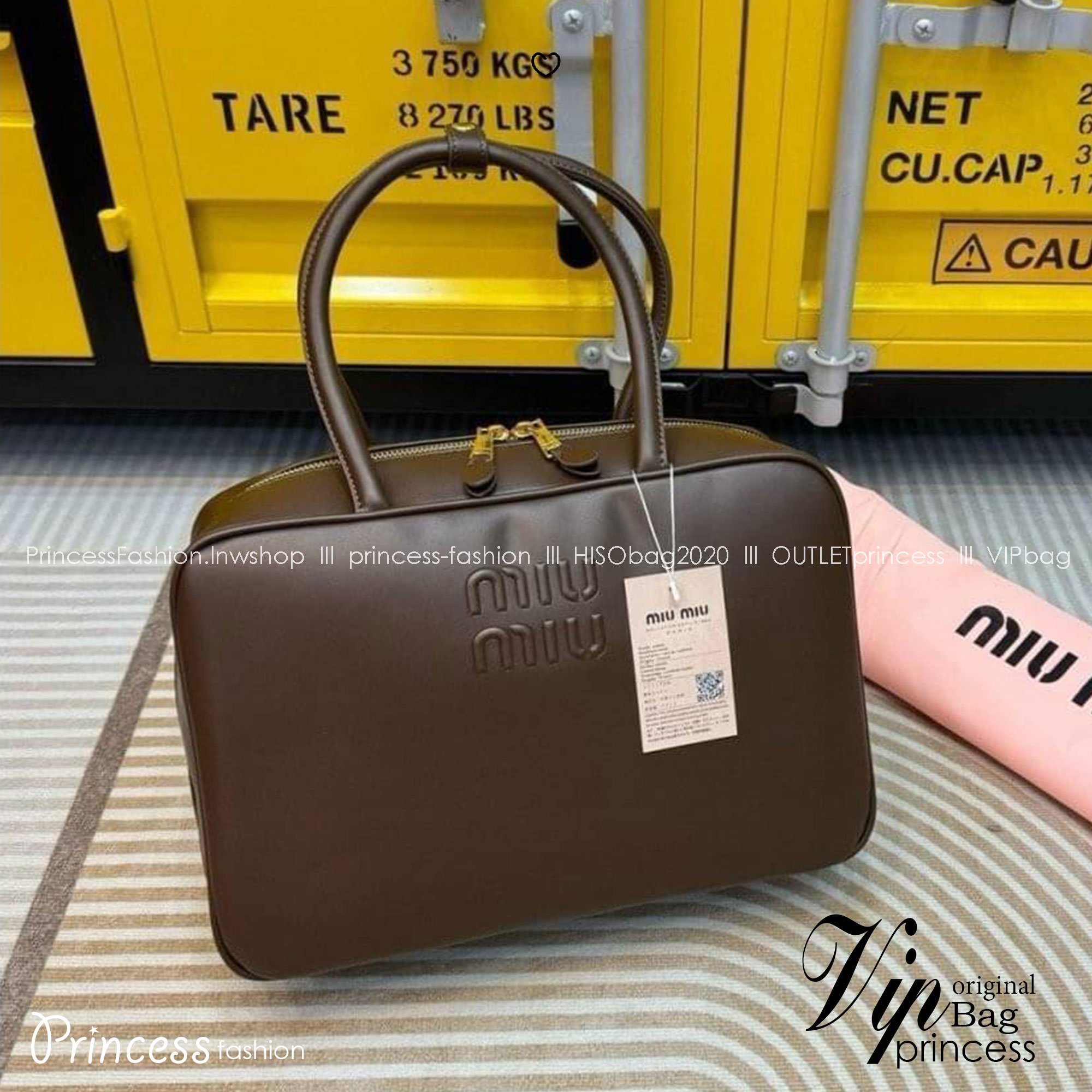 MIU MIU LEATHER BEAU BAG กระเป๋าถือทรงบอสตันใบใหญ่จุใจ ซิปรอบเปิดได้กว้างๆ ดีไซน์เรียบแต่มากมีอยู่จริง สวยดูแพง หูจับในตัวง่ายและสะดวกพกพา ภายในโล่งกว้างมาก ใส่ของได้ครบถ้วน