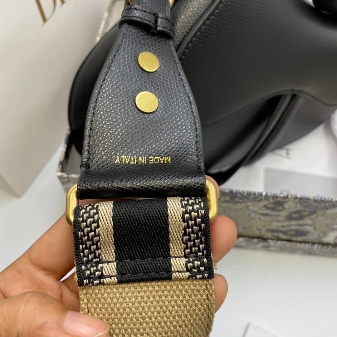 หนังแท้ DIOR SADDLE BAG with strap กระเป๋ารุ่นยอดนิยมตามแบบฉบับแบรนด์ งานออริหนังแท้ทั้งใบ ใช้งานได้ 2 แบบ สะพายยาว CROSSBODY และสายสั้นถือได้เก๋ๆ ลุคนี้คูลสุดๆ เลยค่าา ภาพถ่ายจากสินค้าจริง! สวยมาก พร้อมส่งที่ไทยราคาสุดคุ้ม สาวๆ ห้ามพลาดค่ะ!