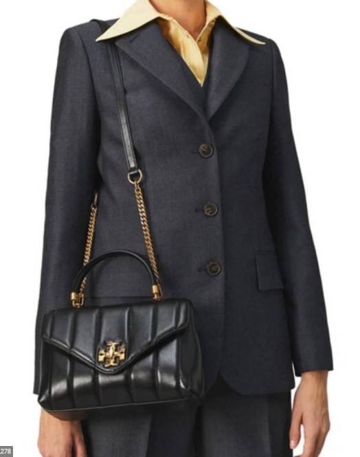 TORY BURCH KIRA QUILTED SMALL BAG พร้อมส่งที่ไทย ไม่ผิดหวังแน่นอนค่ะ! กระเป๋าหิ้วหรือสะพายข้างได้ วัสดุหนังแกะแท้ทั้งใบ ((หนังแกะจะมีคุณภาพดีเงานิ่มและแพงกว่าหนังวัวจ้า)) หนังนิ่มสวยงามมากๆค่ะ เปิดปิดกระเป๋าแบบหมุนล็อคแบบโลโก้แบรนด์ ใช้อะไหล่คลาสสิคดูหรูเ