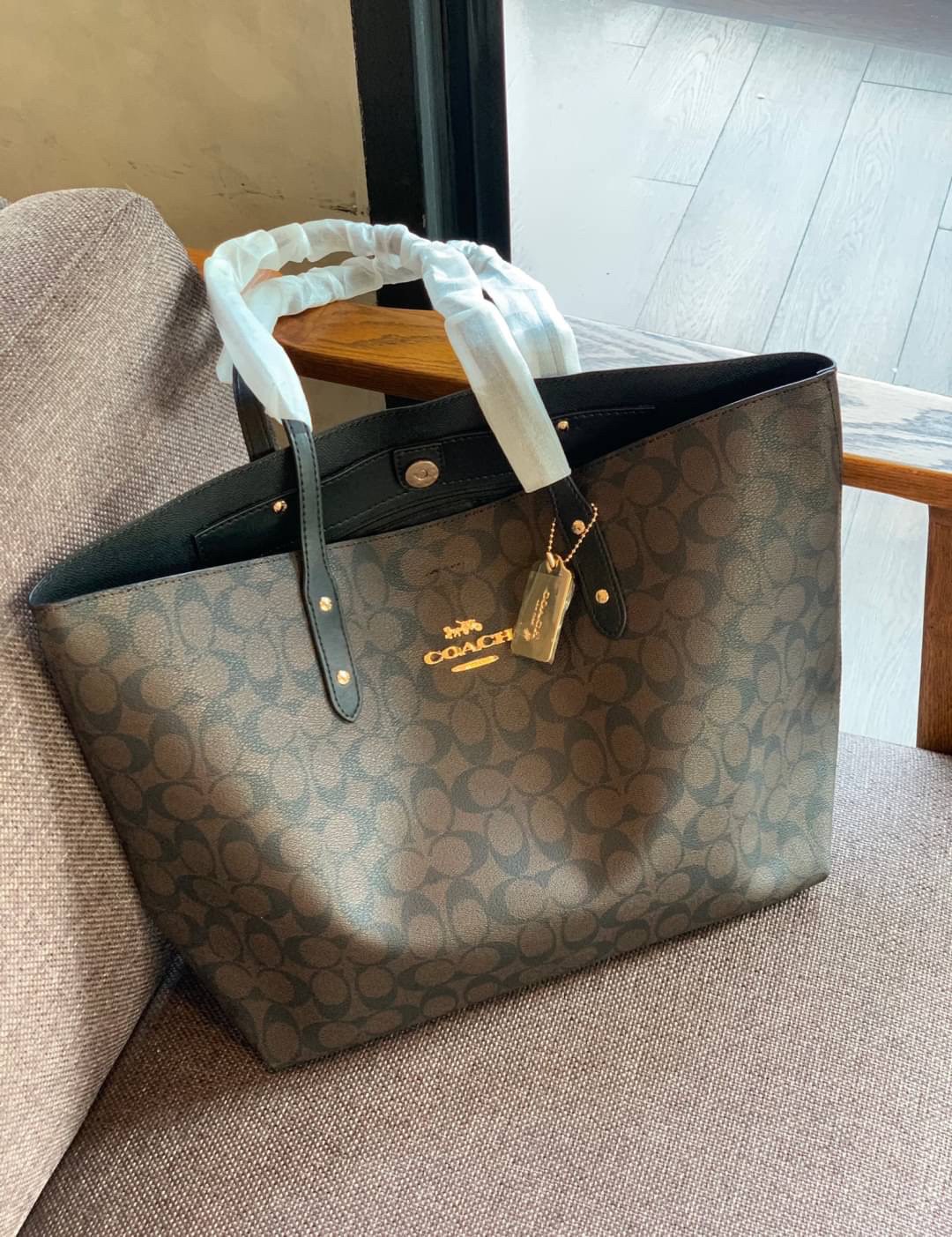 COACH TOWN TOTE SIGNATURE BAG((76636)) พร้อมส่งอีกครั้ง! กระเป๋าใบใหญ่หนังแท้ สวยงามค่ะ ป้ายอะไหล่แบรนด์แบบโลหะสีทองสวยหรูมากๆ เปิดปิดกระเป๋าแบบกระดุมแม่เหล็ก ใช้งานง่าย ภายในกว้างมากๆค่ะบอกเลย สาวๆที่สัมภาระเยอะหายห่วงค่ะ พร้อมช่องกระเป๋าซิปให้ใส่มือถือห