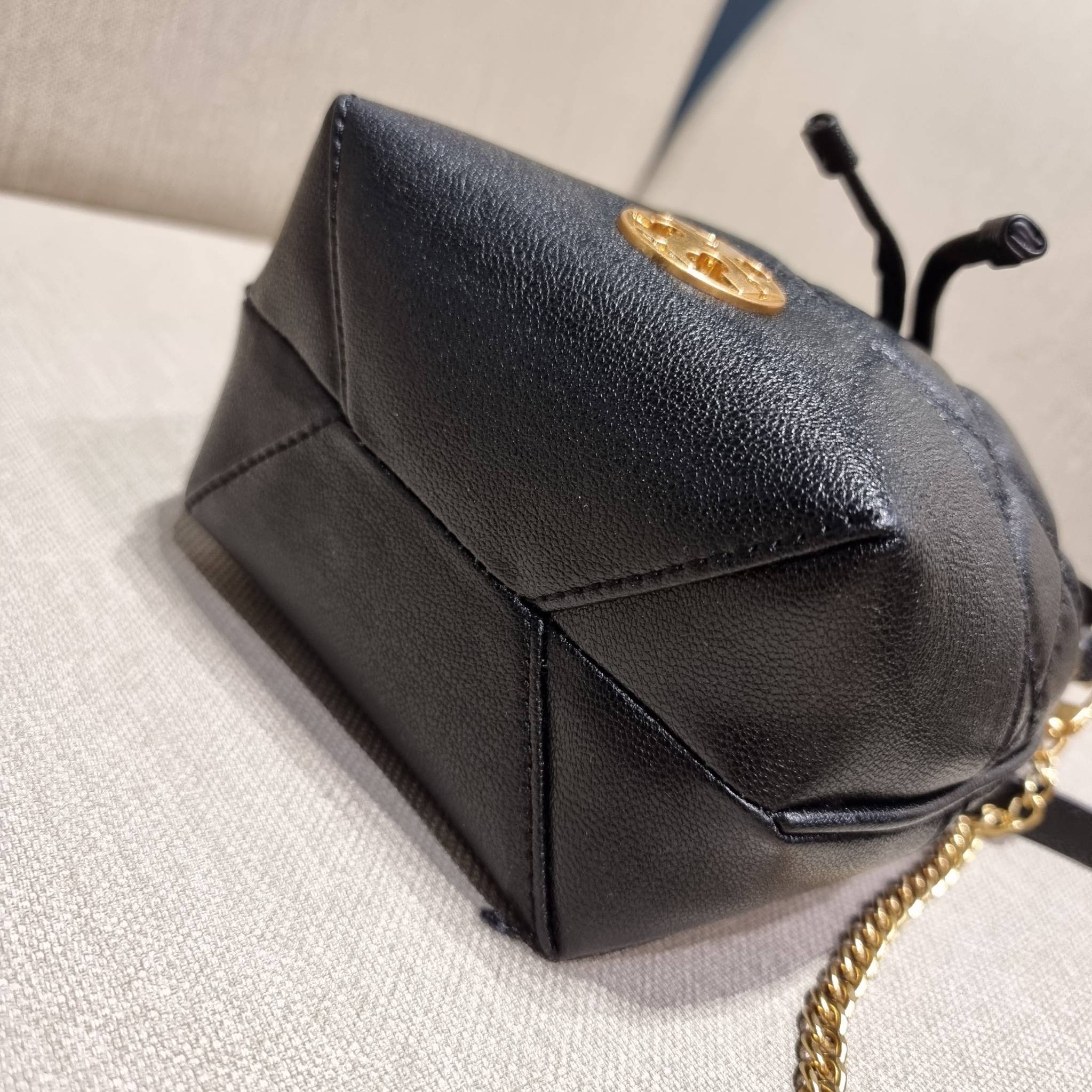 TORY BURCH WILLA MINI BUCKET BAG NEW ARRIVAL สุดปัง กระเป๋าสะพายทรงบัคเก็ต สวยผู้ดี โดดเด่นด้วยโลโก้สีทองดูหรู อัพลุคผู้ดี๊ผู้ดี วัสดุหนังแท้ ดีไซน์บุนวม เส้นคมดีเทลหรู เปิด-ปิดหนังรูดปากกระเป๋า มีหูหิ้วในตัว คล้องแขนเก๋ๆ ภายในเป็นช่องโล่ง มีช่องย่อย ใส่ข