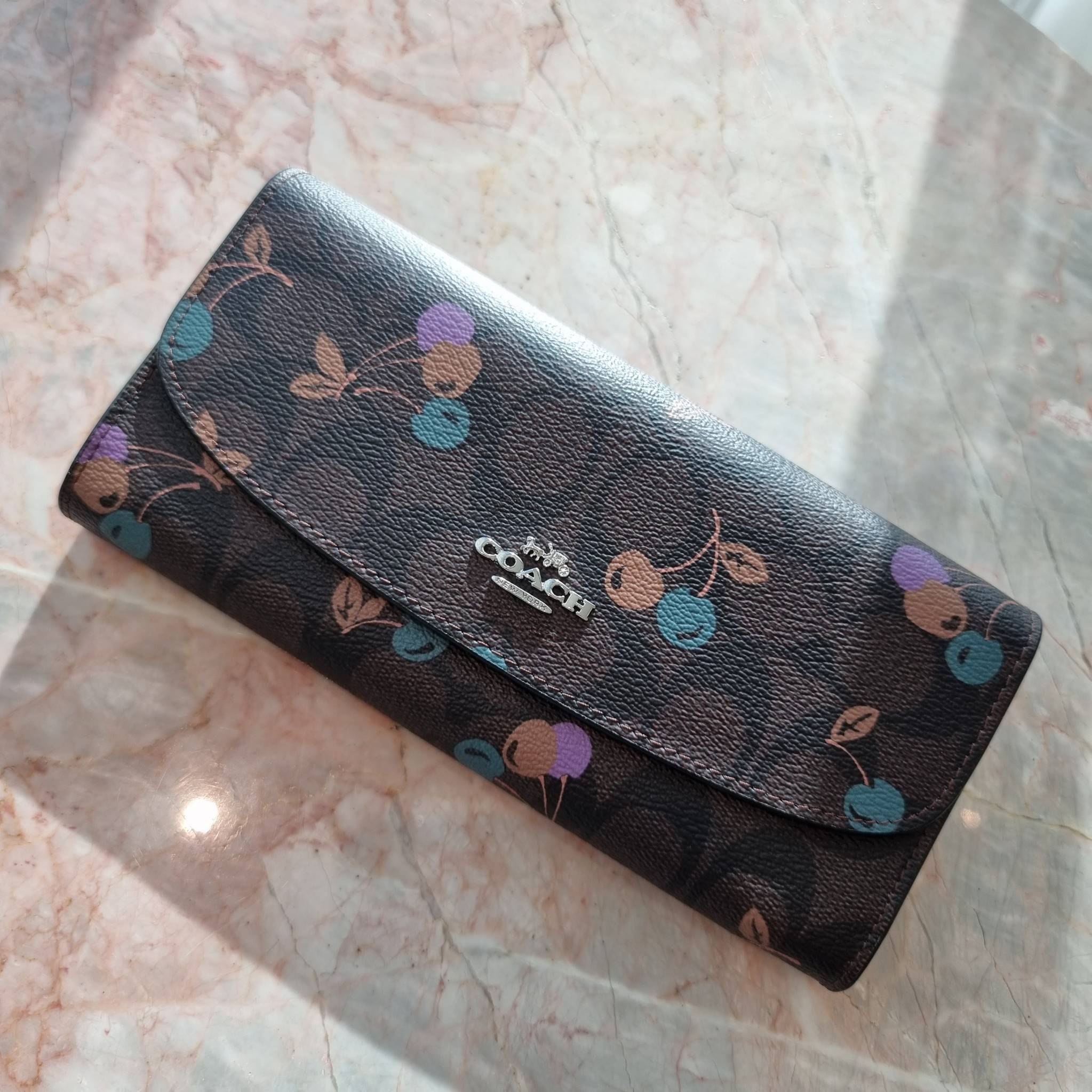 OUTLET 】COACH F31562 SLIM ENVELOPE WALLET IN SIGNATURE CANVAS WITH CHERRY PRINT คอลเลคชั่นใหม่ล่าสุด ต้อนรับนิวเยียร์ไปเลย!! 🍒🎊 กระเป๋าสตางค์รุ่นขายดี ทรงจดหมายรุ่นฝาพับ ดีไซน์ลายเชอร์รี่ น่ารักสดใส วัสดุหนังแคนวาสเคลือบลาย ภายในใส่มือถือไ