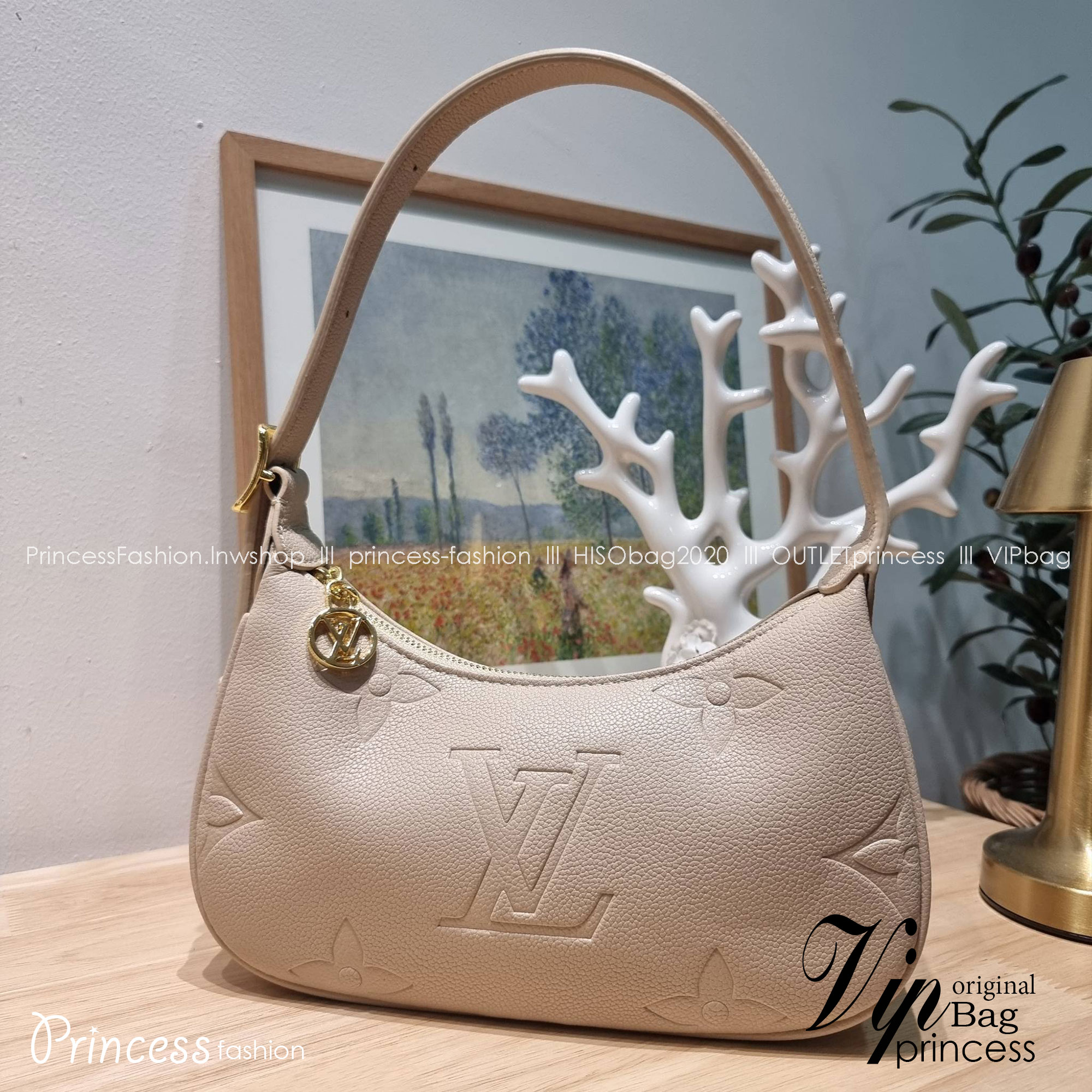 LV Mini Moon Monogram Empreinte Leather ใหม่ล่าสุด สวยสับ สวยตัวแม่ ไอเท็มเก๋ๆ ใบเดียวก็เลิศ กับกระเป๋าสะพายทรงพอช ขนาดกำลังน่ารัก พกพาง่าย รูดใช้งานสะดวกด้วยซิป ภายในเป็นช่องโล่ง มีช่องซิป ส่วนสายสะพายปรับสั้นยาวได้ตามเหมาะสม ดูดี ดูแพงทุกสี