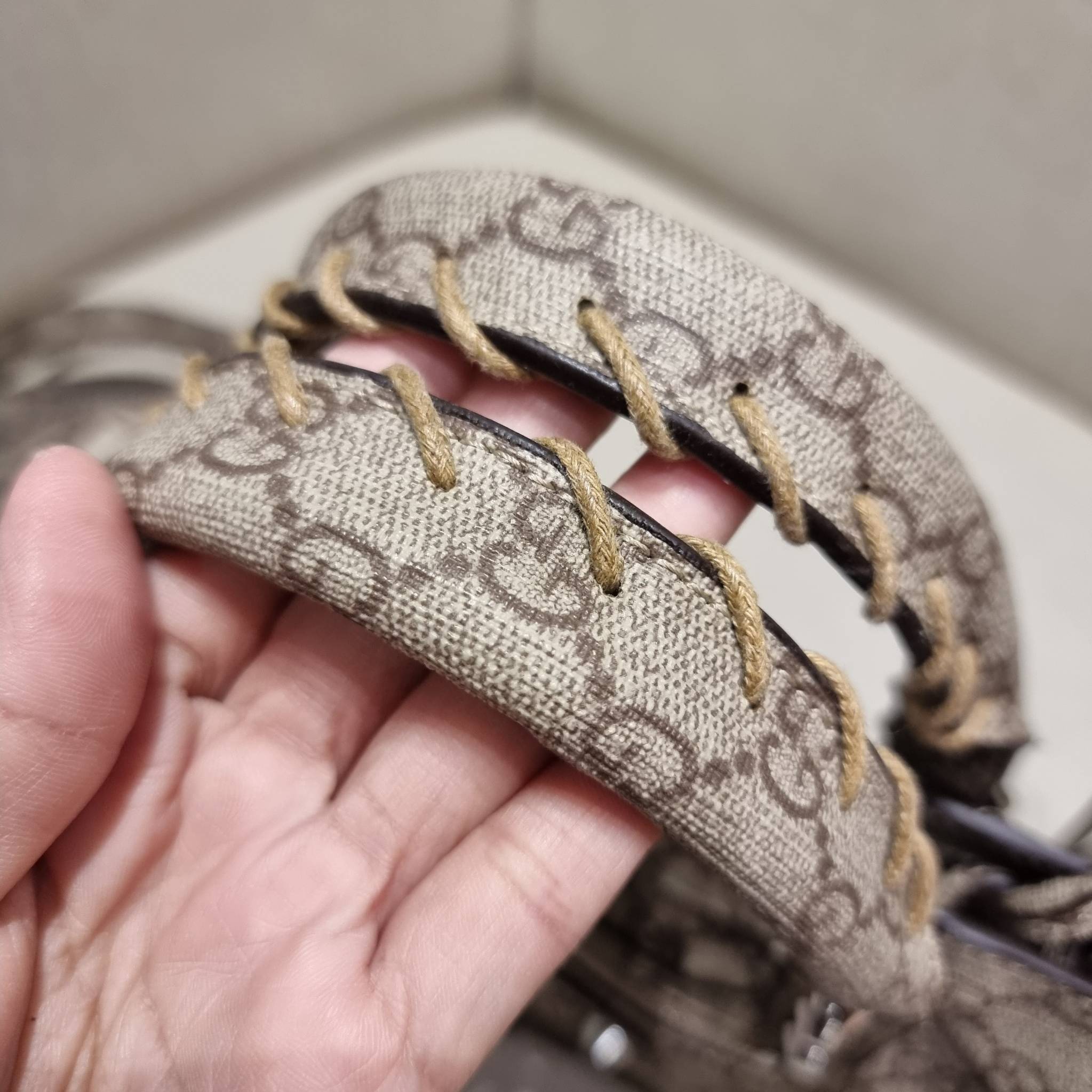 ไซส์ใหม่ กับรุ่นคอลแลบอีกหนึ่ง ที่ฮอตติดลมไม่เลิก!! Gucci×Balenciaga neo classic small bag กระเป๋าถือ/สะพายข้างที่โดดเด่นในสไตล์ที่ไม่ซ้ำ ไม่เกร่อ ดีไซน์มีกิมมิคและลูกเล่นแพรวพราว ทั้งหนังรูดซิป ทั้งหูจับ ทั้งความตกแต่ง มีดีเทลอัพราคาไปหมด วัสดุหนังแคนวาส