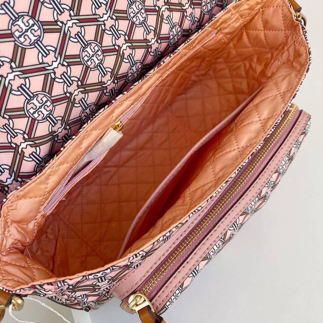 ของแท้ 💯% Tory Burch Piper Printed Crossbody 74656 กระเป๋าถือ สะพายข้างหรือ Crossbody ได้ ด้านในโล่งมี1ช่องซิป และ1ช่องใส่ของจุกจิก ซับในผ้าสวยหรู มีช่องซิปใส่ของด้านนอก