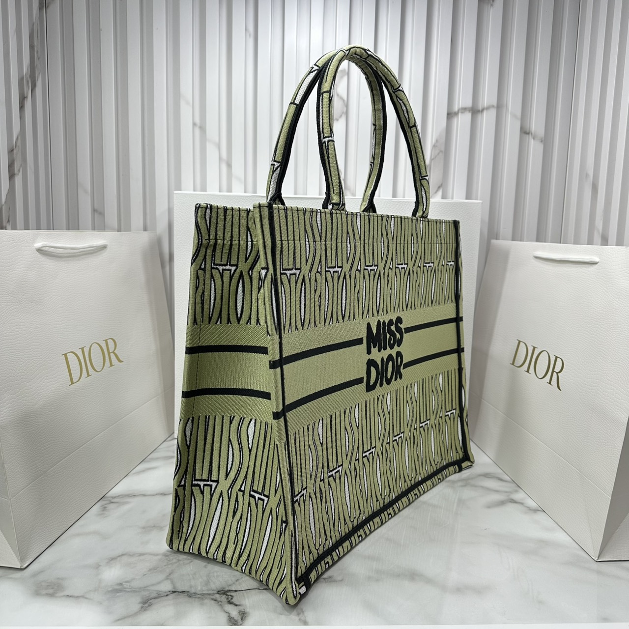 ORI หนังแท้ | Dior Miss Dior Allover Book Tote Handbag 16" กระเป๋าทรงโท้ทคอลใหม่ ดีไซน์ลวดลายกราฟฟิกสวยงามและหรูหราโดดเด่นไม่เหมือนใคร