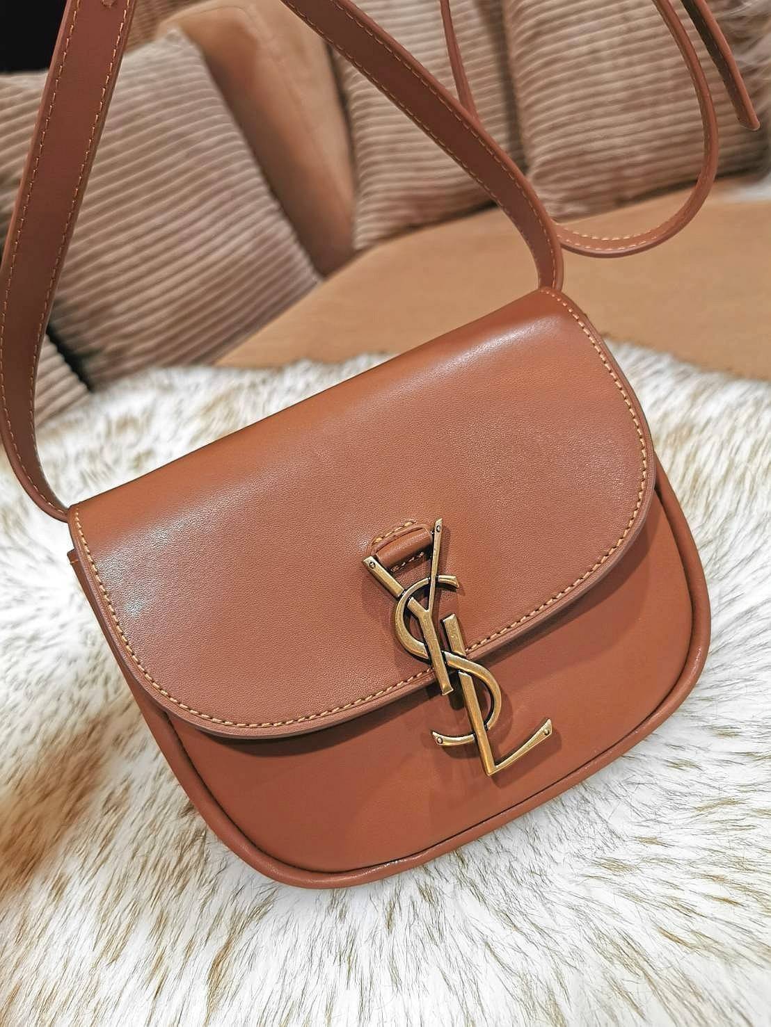 VIP 🥂 สีใหม่พร้อมส่ง! Saint Laurent Kaia Small YSL Plaque Leather Cross Body Bag / YVES SAINT LAURENT YSL BAG VIP วัสดุ Calfskin หนังเรียบอยู่ทรงเปิดปิดด้วยฝาปิดโลโก้แบรนด์อะไหล่ทอง ภายในโล่งมีโลโก้และช่องย่อยสามารถใส่มือถือของใช้จุกจิกได้เยอะ สาย
