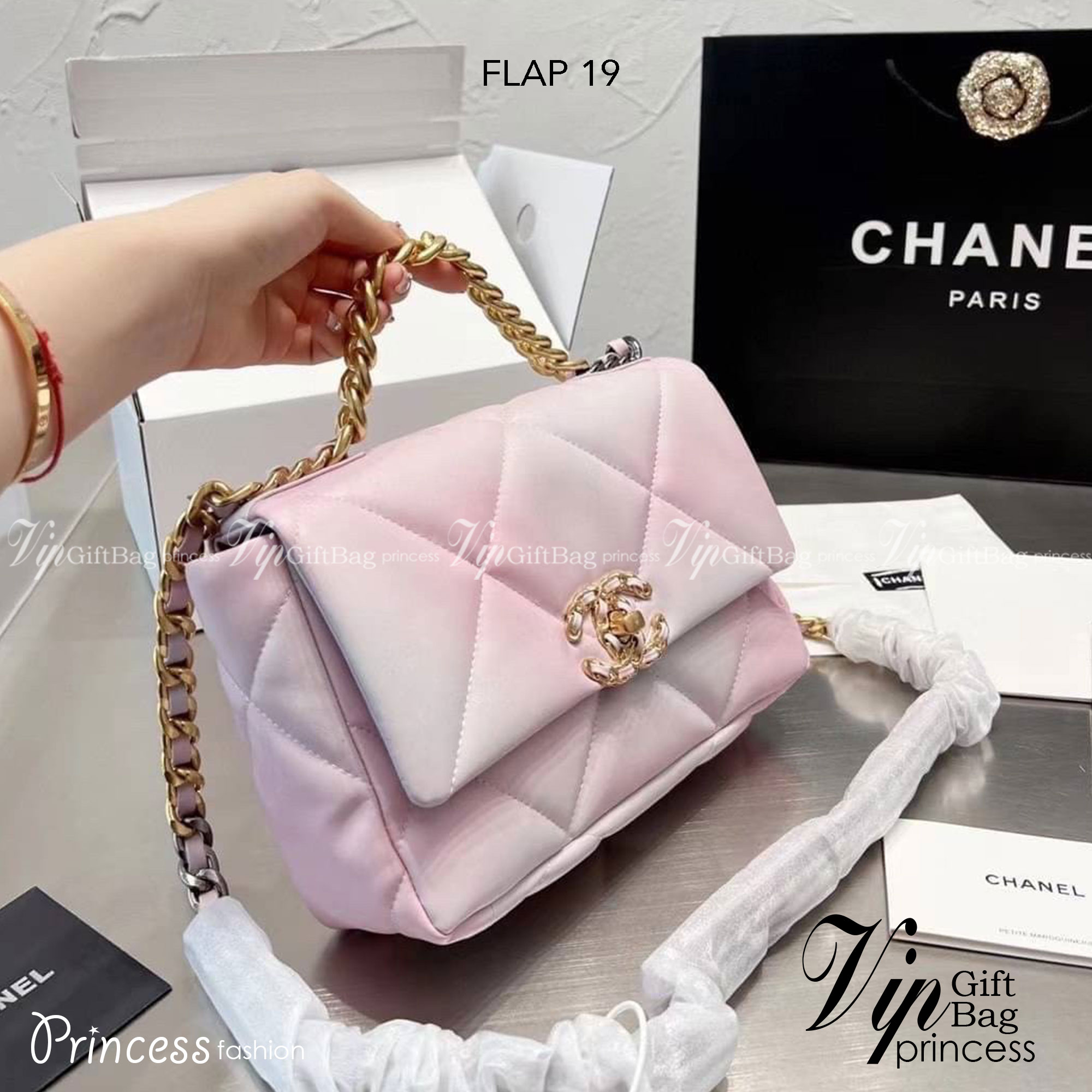CHANEL 19 FLAP BAG กระเป๋าสะพายทรงคลาสสิค โทนสีหวานละมุน หนังนิ่ม เงาขึ้นรูปสวย ดีไซต์สายสะพายโซ่สองสีสลับหนัง ตกแต่งโลโก้แบรนด์ที่ด้านหน้าอะไหล่สีทอง สวยหรูมาแต่ไกล ด้านหลังมีช่องสำหรับเก็บของหนึ่งช่อง สามารถสะพายออกงานได้หลายโอกาส สวยงามไม่ผิดหวังค่ะ