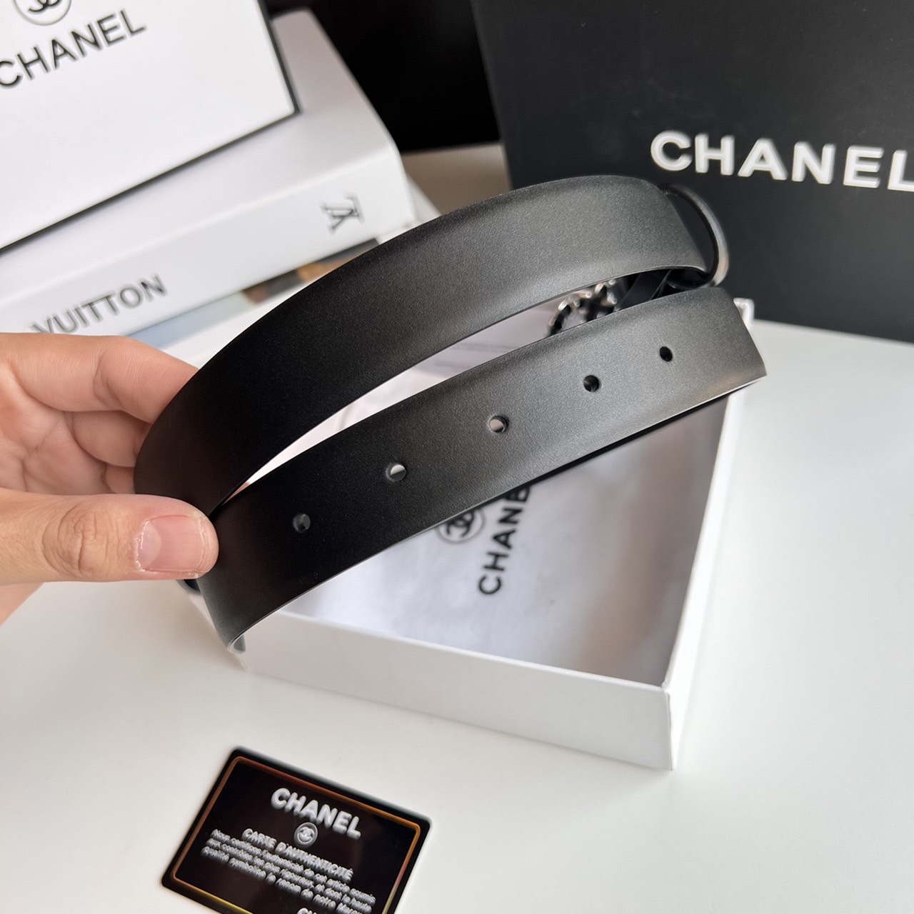หนังแท้ Chanel Vintage Logo Leather Belt / Chanel Belt Size 30mm มีให้เลือก 5 แบบ พร้อมส่งที่ไทย เข็มขัดวัสดุ Calfskin หนังแท้ฟูขึ้นทรงสวย เกรดหนังดีที่สุดยิ่งใช้นานหนังยิ่งสวย หัวเข็มขัดโลโก้แบรนด์ 3D Vintage สายปรับระดับได้ มาในดีไซน์คลาสสิคเรียบหรูเข้า