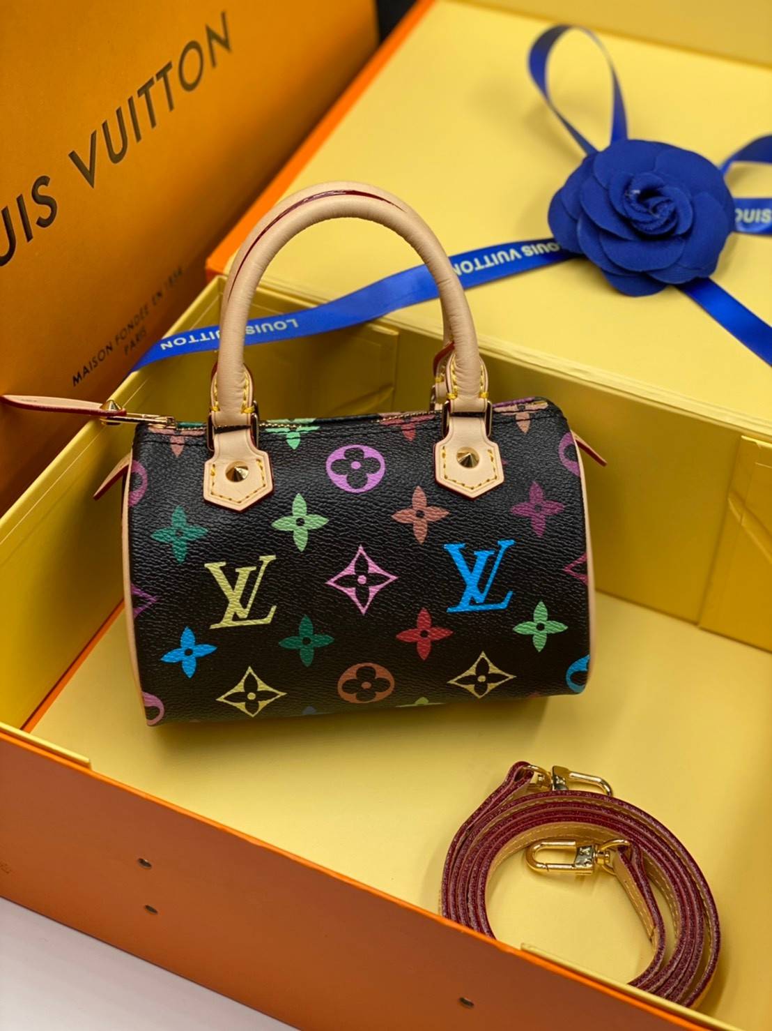 VIP 】LOUIS VUITTON Monogram Multicolor Mini Speedy พร้อมส่งความน่ารักค่ะ! กระเป๋าทรงหมอนไซด์มินิ หนังแกะแท้นิ่มสวยงามค่ะ เปิดปิดกระเป๋าแบบซิป ภายในสามารถใส่มือถือได้ กระเป๋าเงินใบกลางได้ พาสปอร์ตได้ค่ะ