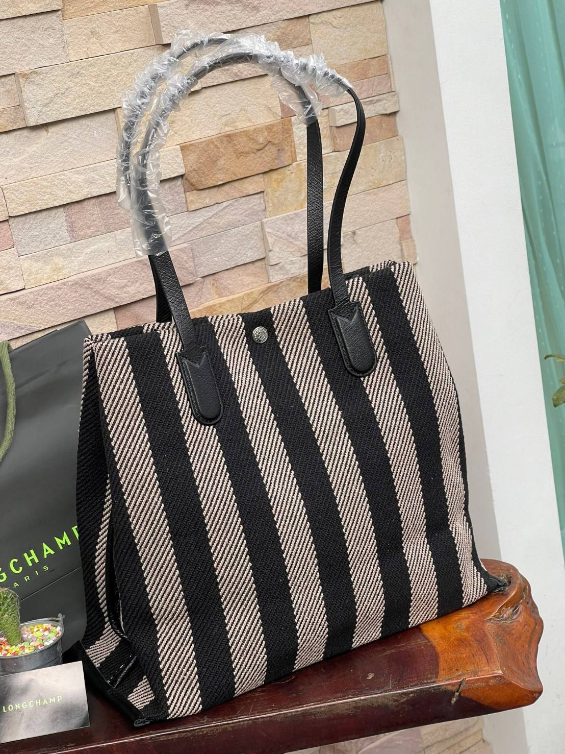 Longchamp Essential Stripes shoulder bag อีกหนึ่งคอลเลคชั่นสำหรับใครที่ต้องการกระเป๋าแบบใช้งานได้ในหลาย ๆ โอกาส การเลือกกระเป๋าขนาดเล็กย่อมไม่สะดวกและไม่ครอบคลุมต่อการใช้สอยอย่างแน่นอน Longchamp รุ่นนี้สามารถตอบโจทย์ ในการใช้งานที่หลากหลายขึ้น เพราะบางครั