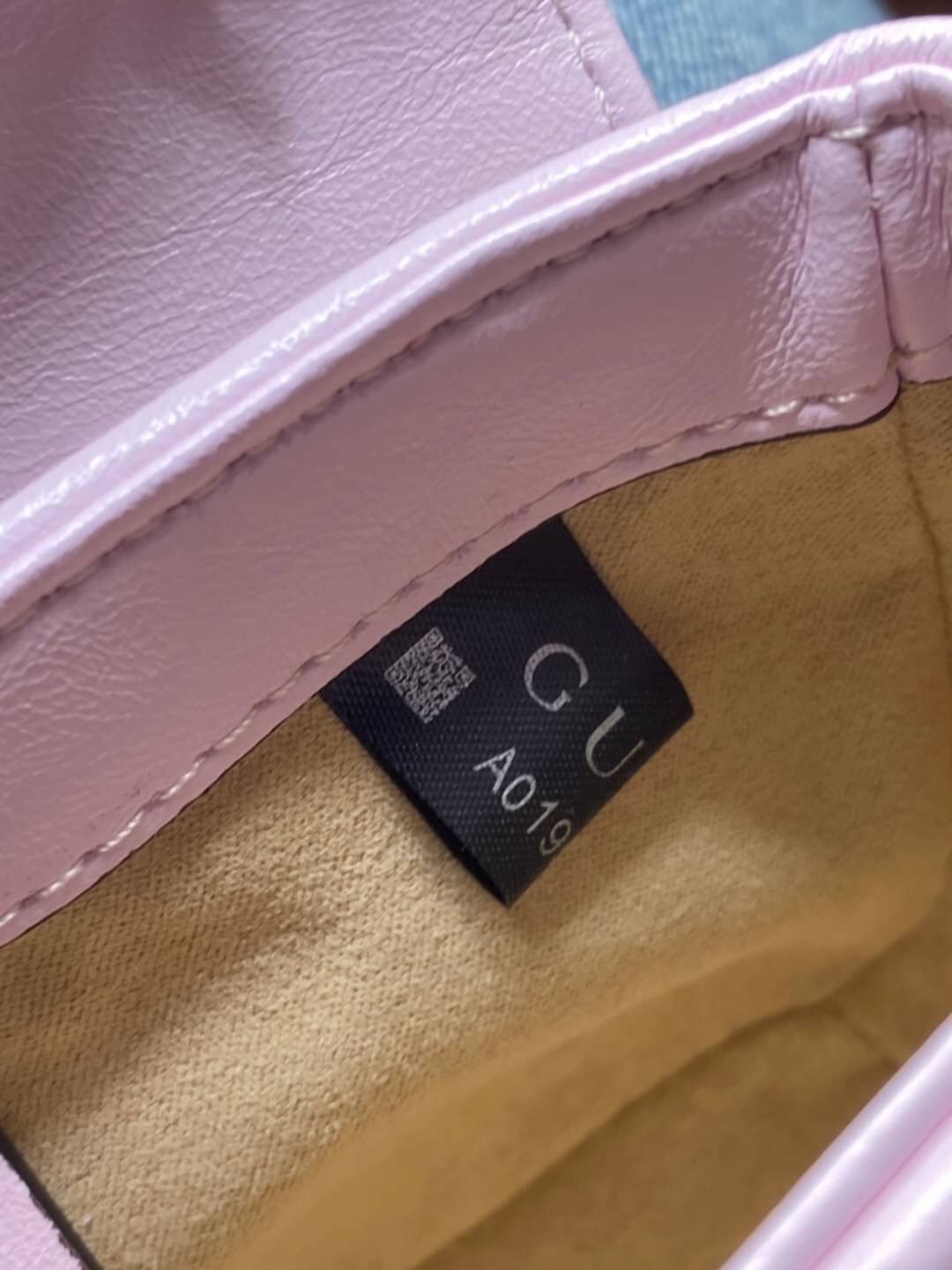 หนังแท้ VIP GIFT 】GUCCI GG Marmont super bag [mini & small] กระเป๋าสะพายข้าง โทนสีสดใสเล่นสีทูโทนตัดกันอย่างลงตัว เฟี๊ยดมากค่ะ ไซส์กะทัดรัด พกพาง่าย น้ำหนักเบา ดีไซน์สวย ภายในโล่งกว้าง มาพร้อมสายสะพายโซ่อะไหล่ทองในตัว ปรับใช้ได้ทั้งแบบสะพายเดี่ยว และสะพาย