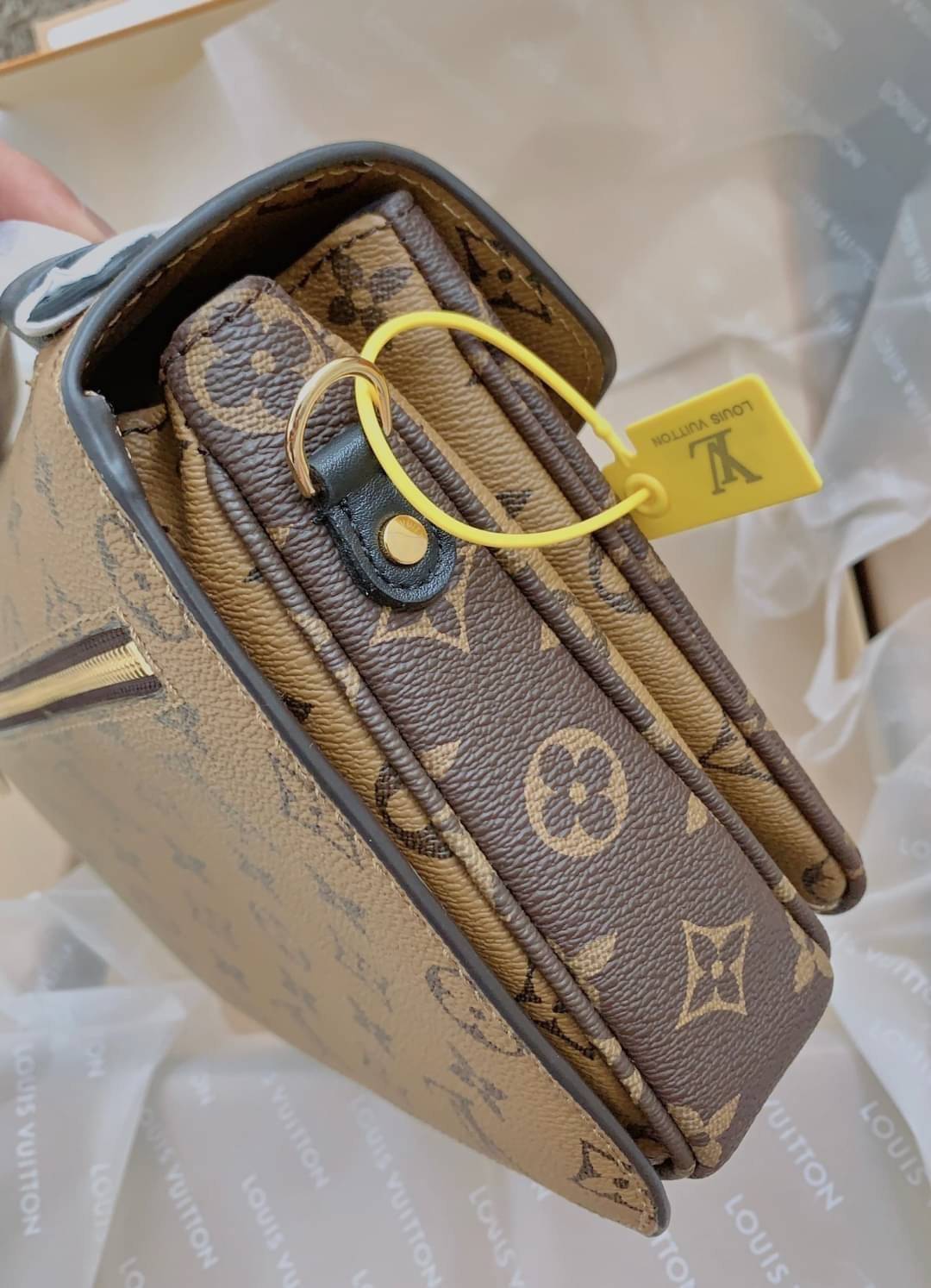 LV Pochette Métis ไอเท็มนำแฟชั่นที่น่าดึงดูดใจอย่างยิ่ง กระเป๋าที่มีรูปลักษณ์ทรงกะทัดรัดและใช้งานได้สะดวก หนังแท้แคนวาสอย่างดีเลยค่ะ ลาย Monogramอัญเป็นเอกลักษณ์ของแบรนด์