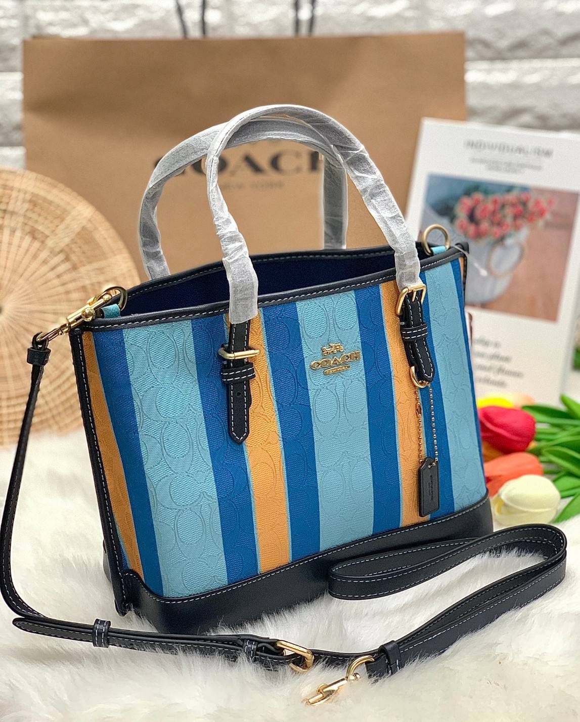 COACH C4086 MOLLIE TOTE 25 IN SIGNATURE JACQUARD WITH STRIPES แจกความสดใสด้วยลุคคัลเลอร์ฟูล กระเป๋าทรงโท้ท มินิไซส์ ตกแต่งลายเอกลักษณ์ถักทออยู่บนผ้า jacquard ตัดกับลายเส้นสีสันสวยงาม ลงตัวไม่ซ้ำใคร ภายในเป็นช่องโล่ง มีช่องซิปกลางใส่ของได้ ขนาดกำลังดีแบบใส