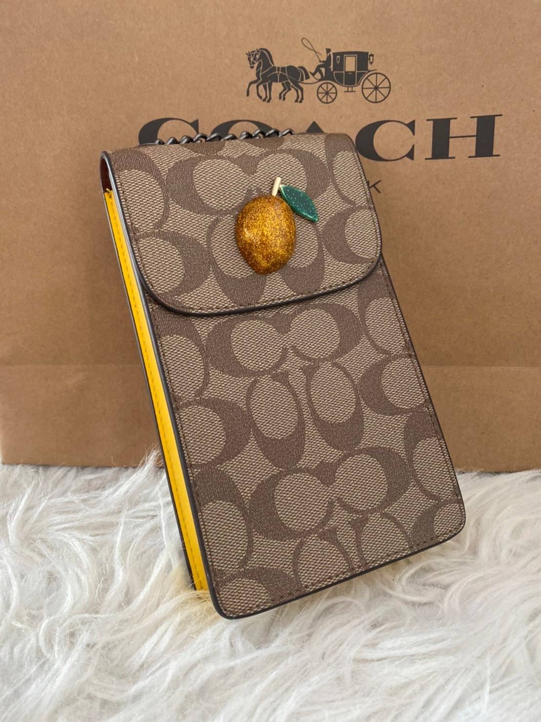 COACH NORTH/SOUTH CROSSBODY IN SIGNATURE CANVAS แจกความสดใสกันอีกครั้ง!! กับกระเป๋าสะพายเอนกประสงค์ Case phone ใส่โทรศัพท์มือถือได้ทุกรุ่น ดีไซน์ลายผลไม้ฉ่ำๆ สวยมีเสน่ห์ 💖 วัสดุหนังแคนวาสคุณภาพ ฝาและภายในเป็นหนังแท้ เปิด-ปิดด้วยกระดุม สายสะพายยาวป