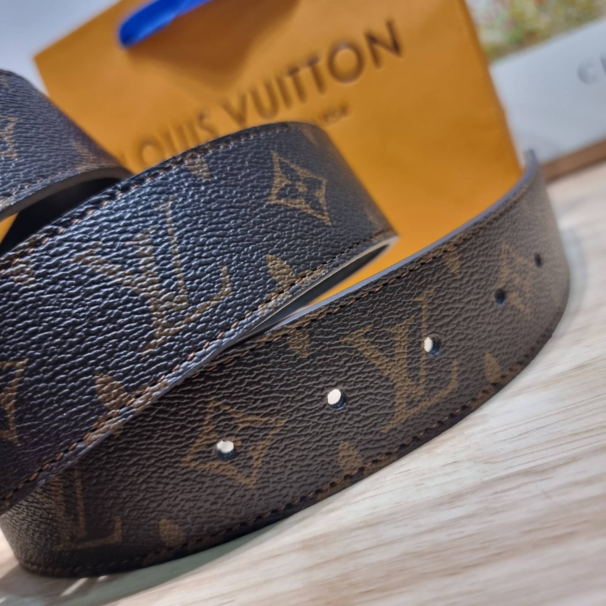 LV Belt Monogram / Silver- Gold เข็มขัดสุดคลาสสิค เรียบง่าย ผู้ดี เป็นซิกเนเจอร์ ด้วยดีไซน์ที่เป็นอมตะ หัวเข็มขัด solid steel อะไหล่ทองและอะไหล่เงินโดดเด่น