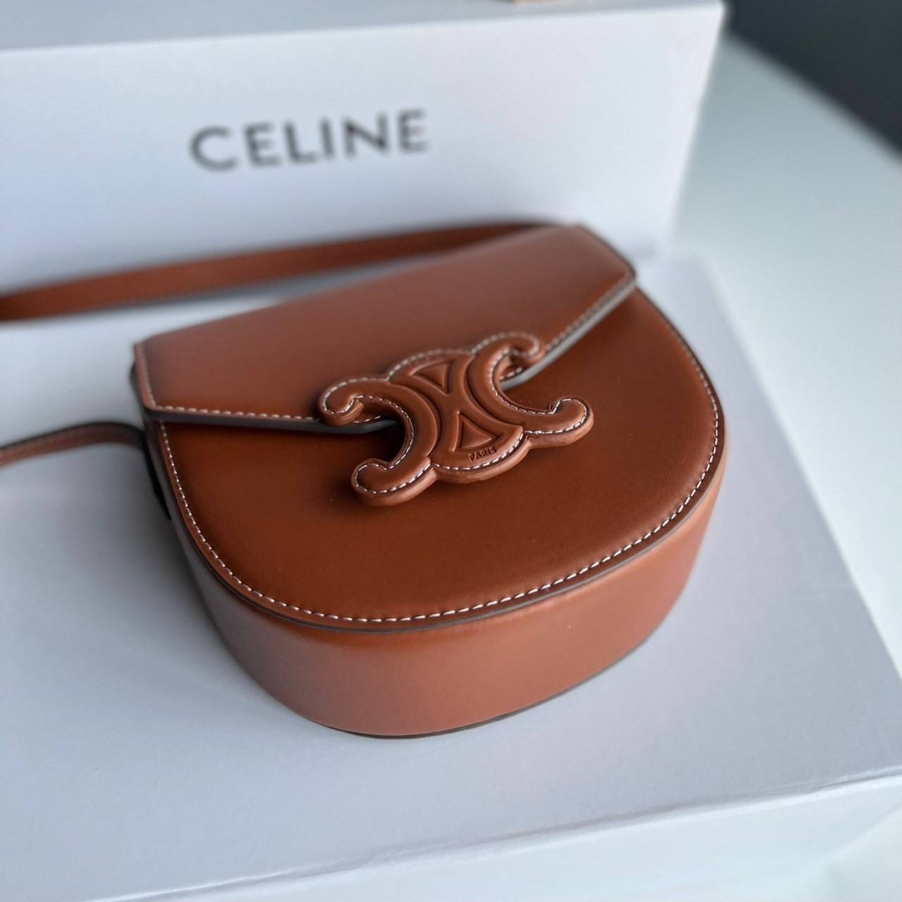 หนังแท้ CELINE BESACE cuir triomphe in Smooth calfskin / CELINE TRIOMPHE CLOSSBODY BAG หนังแท้ทั้งใบสวยหรู แบบใหม่ล่าสุด โลโก้หนังสมูทคลาสิก เหมาะกับสาวๆในวันที่อยากครอสบอดี้ชิลๆ ห้ามพลาดค่ะ!