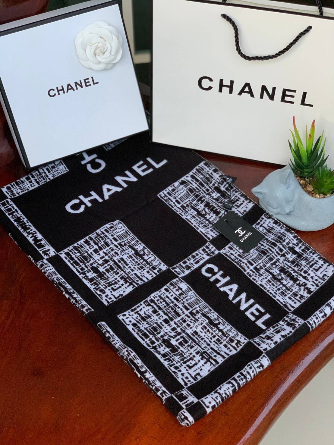 Chanel Shawl Wrap Scarf (With Box) พลาดไม่ได้กับของขวัญสำหรับเทศกาลดีๆที่กำลังจะมาถึง ส่งมอบความรู้สึกดีๆให้กับคนที่คุณรัก ด้วยผ้าพันคอ หรือ ผ้าคลุมจากแบรนด์ดัง ด้วยเนื้อผ้าแบบcashmereที่ถักทอแบบเนื้อละเอียด จึงทำให้นุ่มน่าสัมผัส ให้ความอบอุ่นได้ดี ไม่ว่า