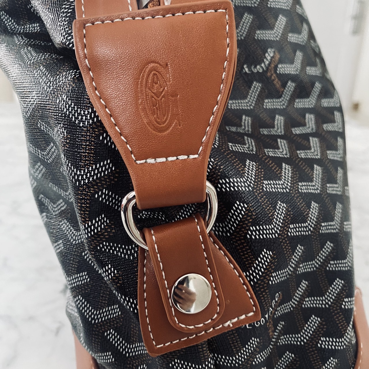 Goyard Boeing Travel 55 Duffle Bag กระเป๋าเดินทางใบใหญ่ ดีไซน์สวยคลาสสิกเป็นเอกลักษณ์ ไอเท็มที่จะทำให้การเดินทางไม่ธรรมดาอีกต่อไป ด้วยดีเทลความเป็นเอกลักษณ์ เรียบแต่หรู ภายในจุของได้เยอะมาก