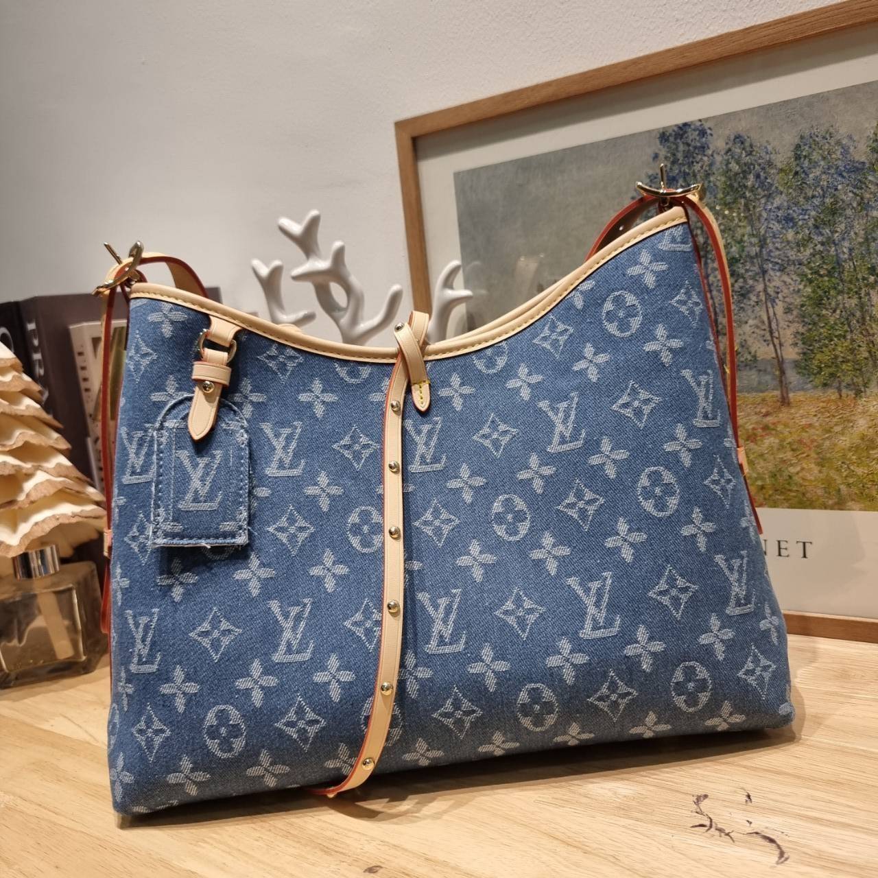 LV Monogram Denim Carry /LV CARRYALL DENIM BAG ใหม่ล่าสุด สไตล์เดนิมสุดชิค รุ่นลิมิเต็ดที่สาวๆตามหา กระเป๋าสะพายไหล่ทรงสวย ดีไซน์เรียบง่ายคลาสสิค หรู ดูผู้ดี รูปทรงใช้งานง่าย มาพร้อมใบลูก ไว้เก็บของจุกจิก