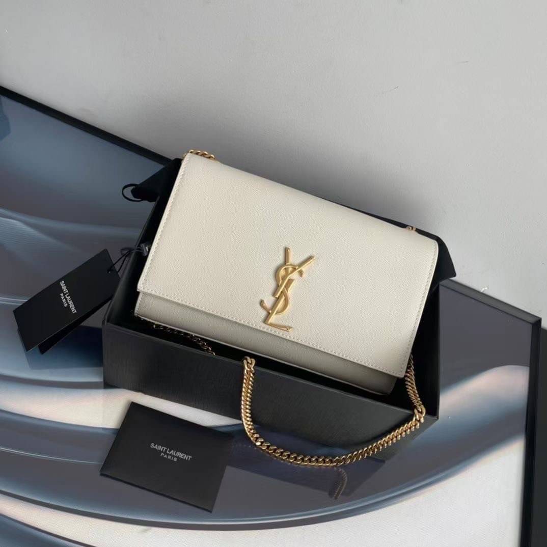 YSL kate medium chain bag in grain de poudre embossed leather 24cm กระเป๋าสะพายแบรนด์หรู รุ่นฮิตลอดกาล งานสวยดูดีมีระดับ ปั้มทุกจุด ขนาดกระทัดรัดกำลังดี มาพร้อมาสะพายโซ่ยาว เลื่อนปรับเป็น 2 แถว เพื่อสะพายเป็นสายสั้นได้ ด้านในโล่งกว้าง ใส่กระเป๋าสตางค์ใบยา