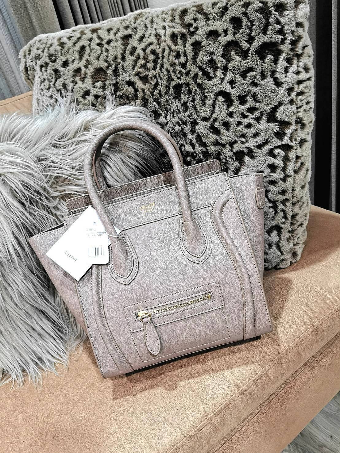 CELINE HANDLE BAG VIP GIFT WITH PURCHASE (GWP) พรีเมี่ยมกิ๊ฟรุ่นใหม่ Limited Edition จาก CELINE HAUTE PARFUME DUTYFREE COUNTER หนังแท้ Calf Skin Leather มาในดีไซน์สุดหรูยอดนิยมหนังนิ่มหอมขึ้นเทคเจอร์สวยอยู่ทรง เปิดปิดด้วยซิปสะดวกใช้ ด้านหน้ามีโลโก้แบรนด์ 