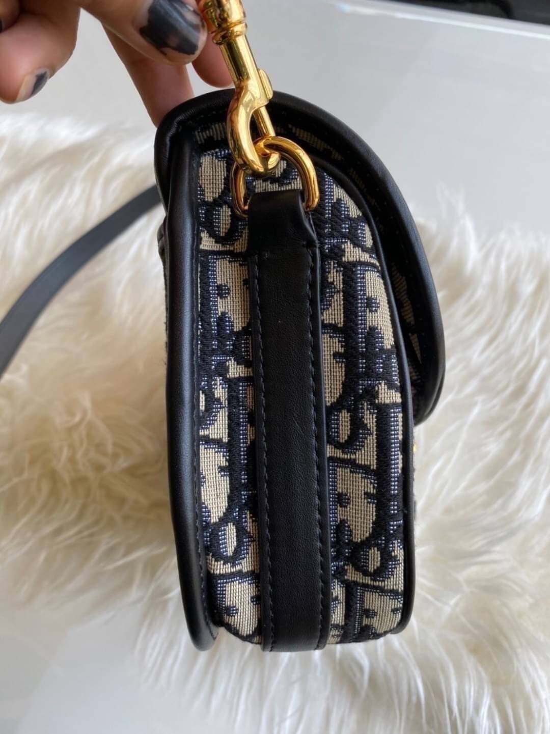 VIP GIFT CHRISTIAN DIOR MEDIUM DIOR BOBBY BAG เรียบหรู ดูดี ก็ต้องไอเท็มนี้ไม่อยากให้พลาด!! สะพายหนังสุดคลาสสิก สวยหรูดูแพงมากๆ สวยเลิศ ใบจริงน่าใช้เกินเบอร์มากจริงๆ งานเลิศๆในราคาสุดคุ้มสาวๆ must have จ้า!! ภาพถ่ายจากสินค้าจริง! สวยมาก พร้อมส่งที่ไทยราคา