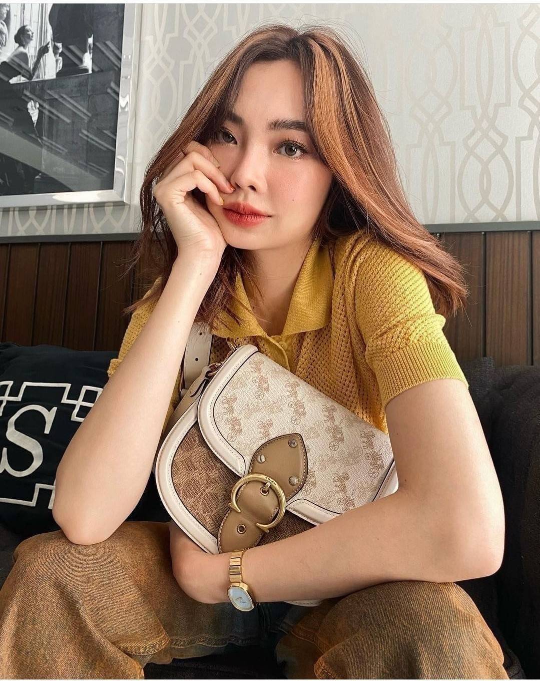 COACH C3837 BEAT SADDLE BAG WITH HORSE AND CARRIAGE PRINT The best item! ที่สาวๆรอคอย! ฮอตไฟลุก! สีหายาก ละมุนคุณหนู คอลเลคชั่นใหม่ ดีไซน์หรูหรา พิเศษมากๆมาพร้อมสายสะพาย 2 เส้น ใช้คู่กันหรือแยกสะพายก็สวยครบสูตร กระเป๋าสะพายทรง saddle คลาสสิค เปิด-ปิดด้วยก