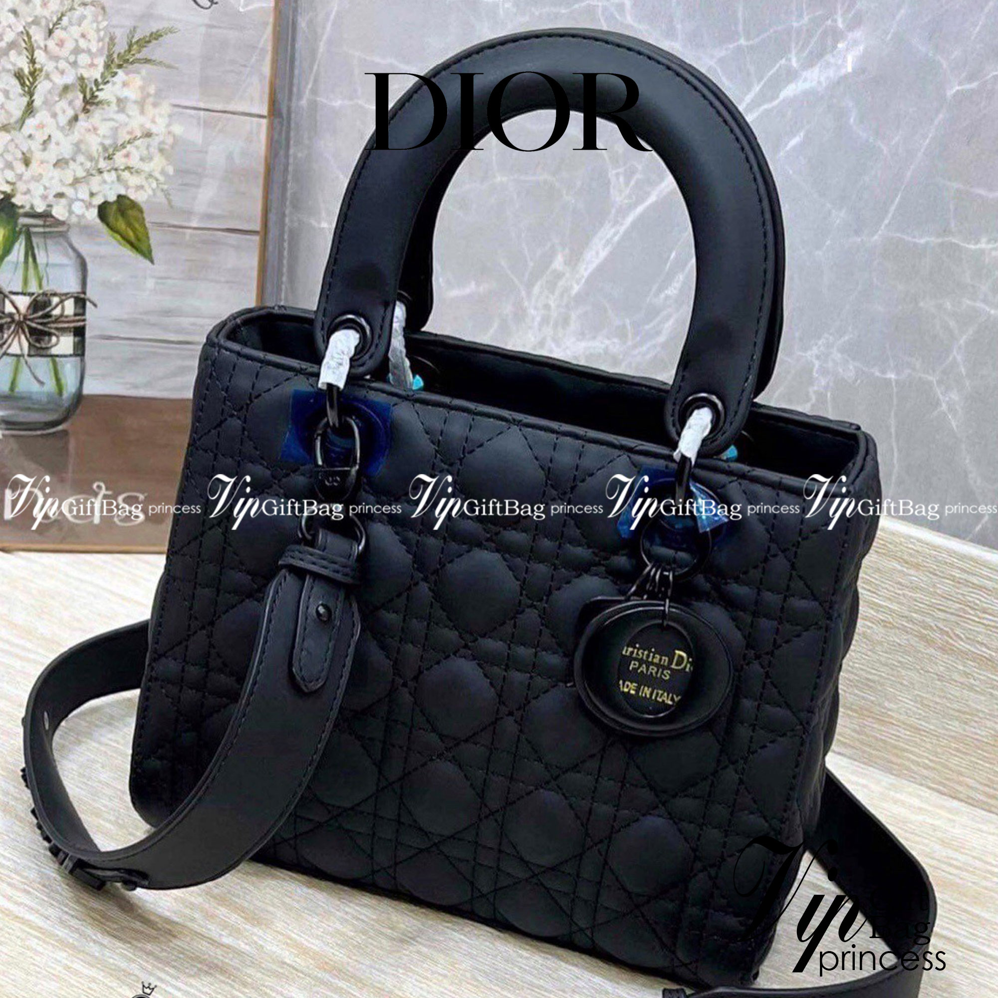 DIOR CD LADY BAG / Christian Dior Lady Dior Ultra-Matte Bag 9.5" ขนาดกำลังดี ใส่ของได้เยอะเลยค่ะ พร้อมส่ง 5 โทนสีพาสเทลหวานๆ น่ารักละมุน ตัวห้อยโลโก้โทนสีเดียวกับกระเป๋า น่ารักมากค่ะ ดีไซน์เรียบง่าย แต่แฝงไปด้วยความหรูหรา วัสดุหนังแท้ ทรงกล่องคลาสสิค